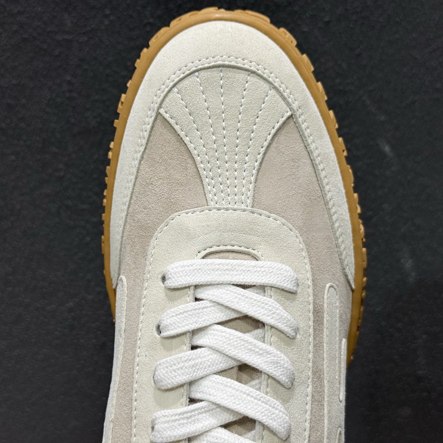 Hermes 爱马仕Jet 系列 复古休闲德训鞋 H242925ZHNL