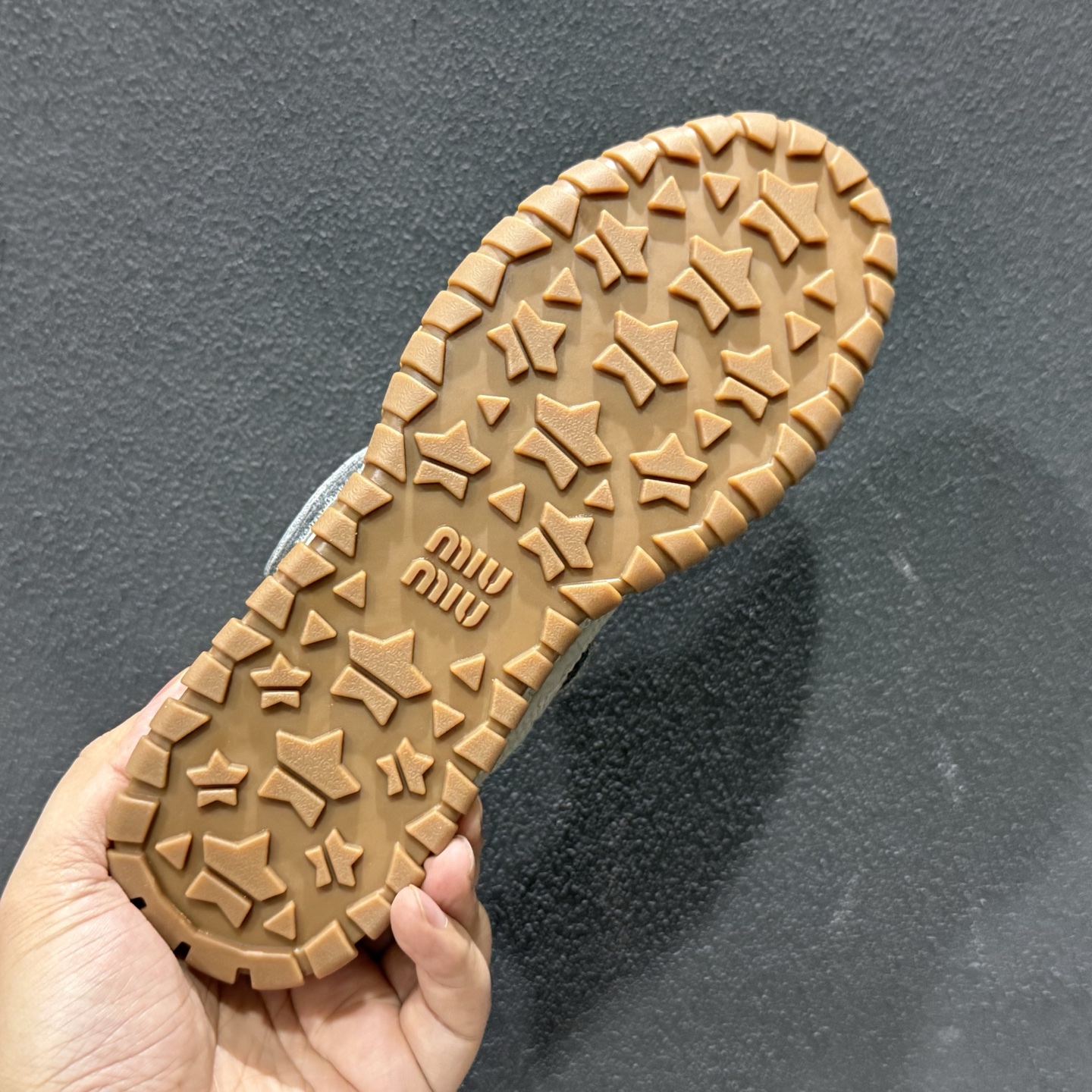 300 miumiu.缪缪2026 早春新品科技面料和绒 面小牛皮轮胎运动鞋魔术贴款凉鞋-Chinese UA Cheap High Quatity Brand Clothes Bags handbags Sneakers wholesale wholesaler seller from China Factory suppliers Fashion Clothing Shoes best Quality Beautiful Price 300 miumiu.缪缪2026 早春新品科技面料和绒 面小牛皮轮胎运动鞋魔术贴款凉鞋