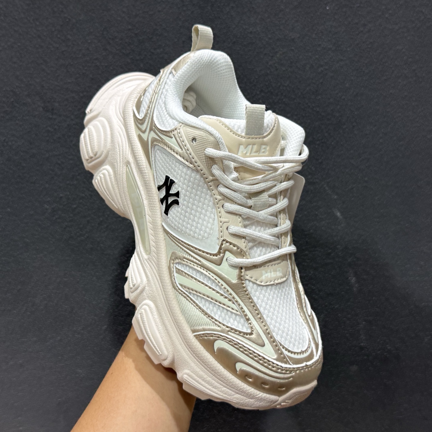 200 MLB Winner Chunky 赛博老爹鞋 3ASHWC36N(GP28) 标准象牙白色/标准金色-Chinese UA Cheap High Quatity Brand Clothes Bags handbags Sneakers wholesale wholesaler seller from China Factory suppliers Fashion Clothing Shoes best Quality Beautiful Price 200 MLB Winner Chunky 赛博老爹鞋 3ASHWC36N(GP28) 标准象牙白色/标准金色