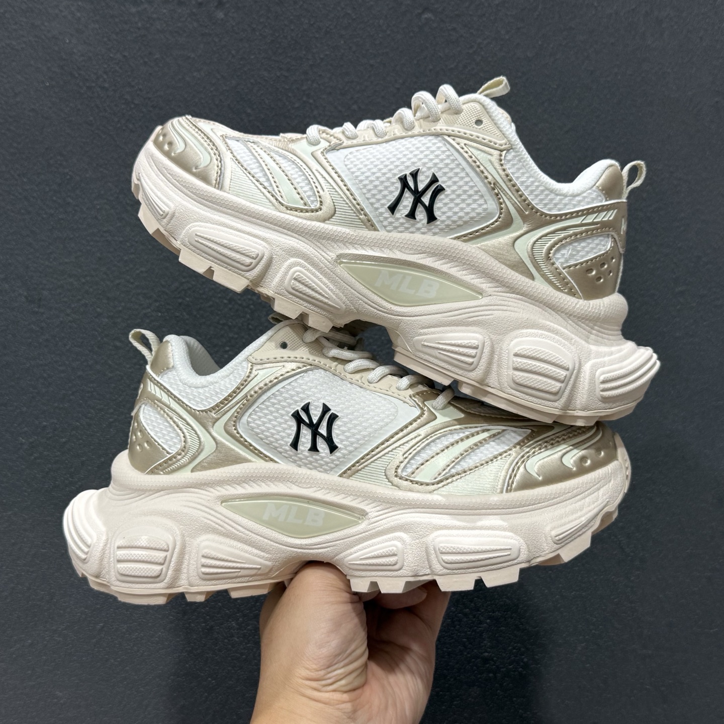 200 MLB Winner Chunky 赛博老爹鞋 3ASHWC36N(GP28) 标准象牙白色/标准金色-Chinese UA Cheap High Quatity Brand Clothes Bags handbags Sneakers wholesale wholesaler seller from China Factory suppliers Fashion Clothing Shoes best Quality Beautiful Price 200 MLB Winner Chunky 赛博老爹鞋 3ASHWC36N(GP28) 标准象牙白色/标准金色