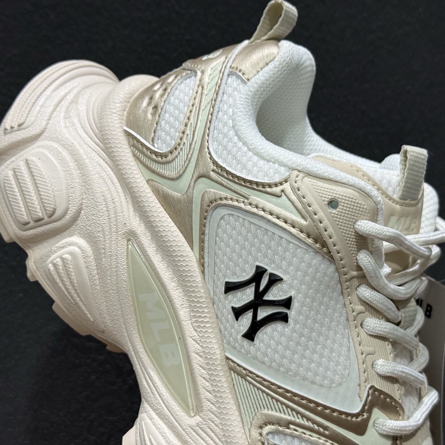 200 MLB Winner Chunky 赛博老爹鞋 3ASHWC36N(GP28) 标准象牙白色/标准金色-Chinese UA Cheap High Quatity Brand Clothes Bags handbags Sneakers wholesale wholesaler seller from China Factory suppliers Fashion Clothing Shoes best Quality Beautiful Price 200 MLB Winner Chunky 赛博老爹鞋 3ASHWC36N(GP28) 标准象牙白色/标准金色