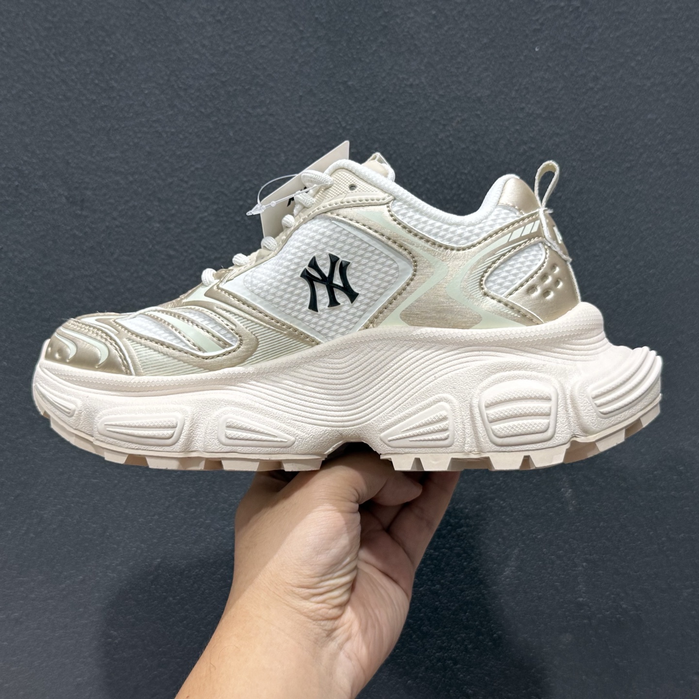 200 MLB Winner Chunky 赛博老爹鞋 3ASHWC36N(GP28) 标准象牙白色/标准金色-Chinese UA Cheap High Quatity Brand Clothes Bags handbags Sneakers wholesale wholesaler seller from China Factory suppliers Fashion Clothing Shoes best Quality Beautiful Price 200 MLB Winner Chunky 赛博老爹鞋 3ASHWC36N(GP28) 标准象牙白色/标准金色