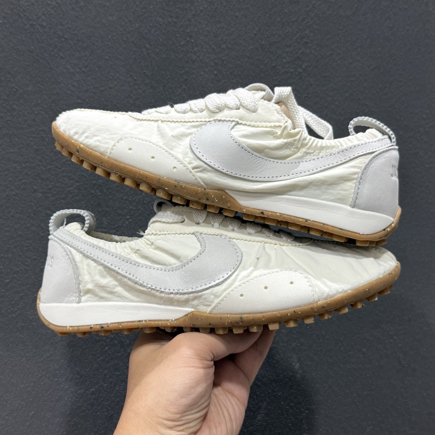 新版出货 NK Jacquemus x NK Jacumoon 舒适 低帮生活休闲鞋 纯白 HV8547-002-High Quatity Cheap Brand wholesale wholesaler seller Clothes Bags handbags Sneakers Top Fashion Clothing Shoes from China Factory Chinese suppliers best Quality Beautiful Price 新版出货 NK Jacquemus x NK Jacumoon 舒适 低帮生活休闲鞋 纯白 HV8547-002