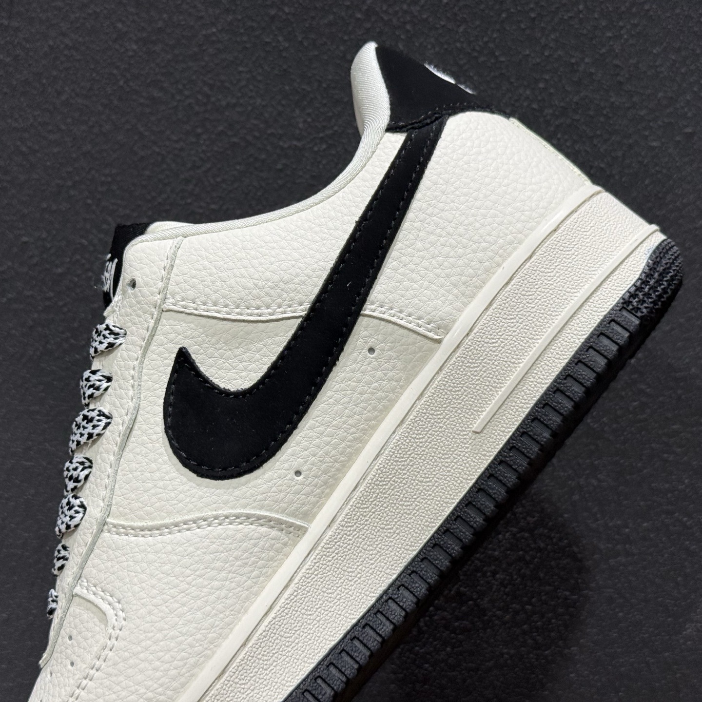 潮牌联名 街头顶流 AIR FORCE 1 经典米白黑撞色设计自带复古质感 DN1688-820-Top High Quatity Cheap Sneakers Fashion Clothing Clothes Bags handbags Shoes of all Brand wholesale With The best Quality And Beautiful Price from China Factory Chinese suppliers wholesaler seller 潮牌联名 街头顶流 AIR FORCE 1 经典米白黑撞色设计自带复古质感 DN1688-820