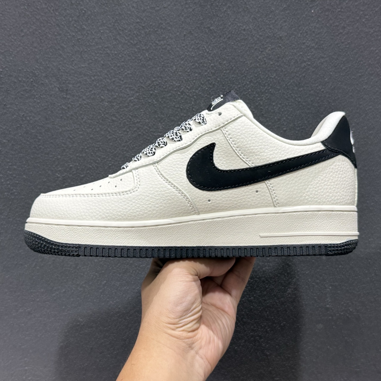 潮牌联名 街头顶流 AIR FORCE 1 经典米白黑撞色设计自带复古质感 DN1688-820-Top High Quatity Cheap Sneakers Fashion Clothing Clothes Bags handbags Shoes of all Brand wholesale With The best Quality And Beautiful Price from China Factory Chinese suppliers wholesaler seller 潮牌联名 街头顶流 AIR FORCE 1 经典米白黑撞色设计自带复古质感 DN1688-820