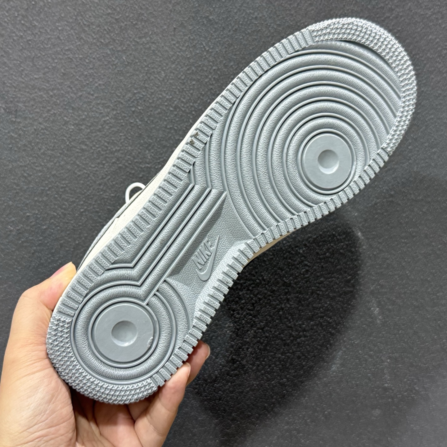 奶灰潮流 气场拉满!Nike Air Force 1 空军一号(Supreme联名)爆款高端定制 米白荔枝纹搭配浅灰色的细节点缀 LD1999-027-Top High Quatity Cheap Sneakers Fashion Clothing Clothes Bags handbags Shoes of all Brand wholesale With The best Quality And Beautiful Price from China Factory Chinese suppliers wholesaler seller 奶灰潮流 气场拉满!Nike Air Force 1 空军一号(Supreme联名)爆款高端定制 米白荔枝纹搭配浅灰色的细节点缀 LD1999-027