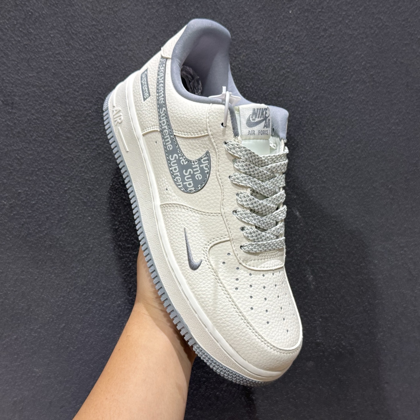 奶灰潮流 气场拉满!Nike Air Force 1 空军一号(Supreme联名)爆款高端定制 米白荔枝纹搭配浅灰色的细节点缀 LD1999-027-Top High Quatity Cheap Sneakers Fashion Clothing Clothes Bags handbags Shoes of all Brand wholesale With The best Quality And Beautiful Price from China Factory Chinese suppliers wholesaler seller 奶灰潮流 气场拉满!Nike Air Force 1 空军一号(Supreme联名)爆款高端定制 米白荔枝纹搭配浅灰色的细节点缀 LD1999-027