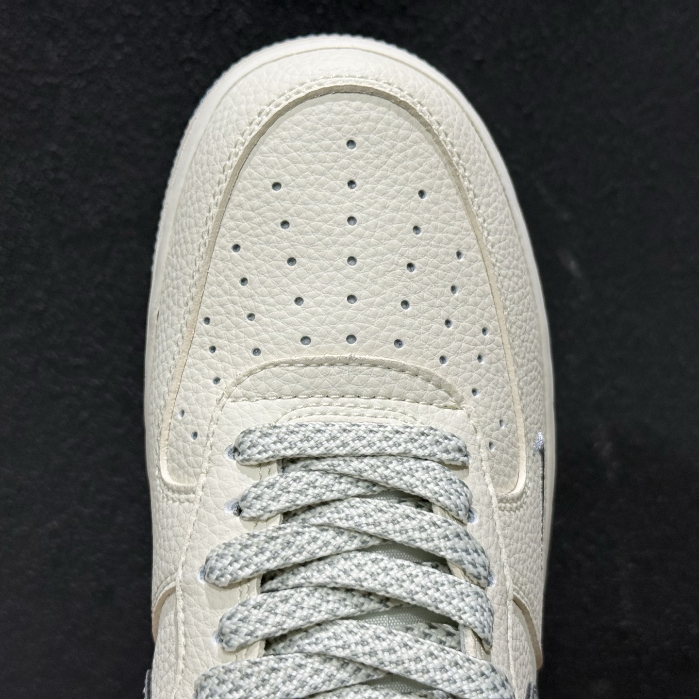 奶灰潮流 气场拉满!Nike Air Force 1 空军一号(Supreme联名)爆款高端定制 米白荔枝纹搭配浅灰色的细节点缀 LD1999-027-Top High Quatity Cheap Sneakers Fashion Clothing Clothes Bags handbags Shoes of all Brand wholesale With The best Quality And Beautiful Price from China Factory Chinese suppliers wholesaler seller 奶灰潮流 气场拉满!Nike Air Force 1 空军一号(Supreme联名)爆款高端定制 米白荔枝纹搭配浅灰色的细节点缀 LD1999-027