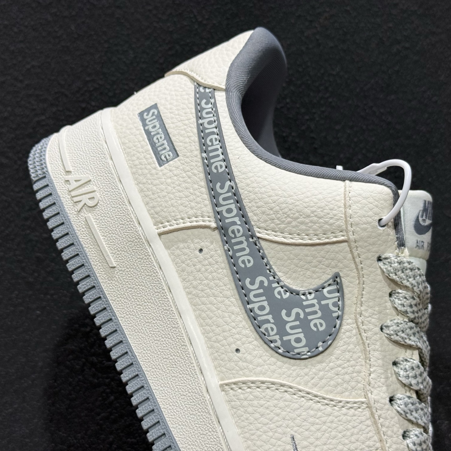 奶灰潮流 气场拉满!Nike Air Force 1 空军一号(Supreme联名)爆款高端定制 米白荔枝纹搭配浅灰色的细节点缀 LD1999-027-Top High Quatity Cheap Sneakers Fashion Clothing Clothes Bags handbags Shoes of all Brand wholesale With The best Quality And Beautiful Price from China Factory Chinese suppliers wholesaler seller 奶灰潮流 气场拉满!Nike Air Force 1 空军一号(Supreme联名)爆款高端定制 米白荔枝纹搭配浅灰色的细节点缀 LD1999-027