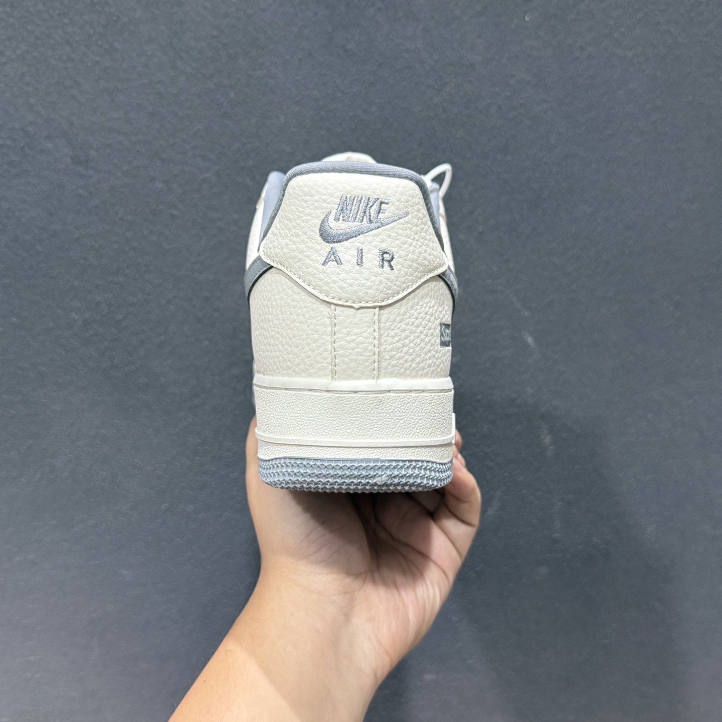 奶灰潮流 气场拉满!Nike Air Force 1 空军一号(Supreme联名)爆款高端定制 米白荔枝纹搭配浅灰色的细节点缀 LD1999-027-Top High Quatity Cheap Sneakers Fashion Clothing Clothes Bags handbags Shoes of all Brand wholesale With The best Quality And Beautiful Price from China Factory Chinese suppliers wholesaler seller 奶灰潮流 气场拉满!Nike Air Force 1 空军一号(Supreme联名)爆款高端定制 米白荔枝纹搭配浅灰色的细节点缀 LD1999-027