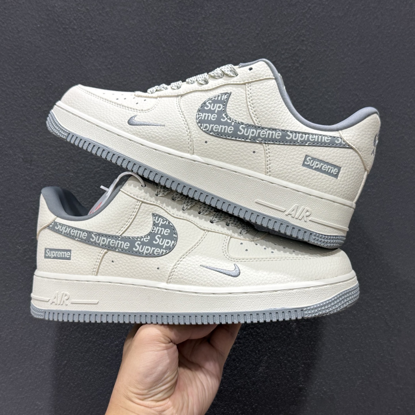 奶灰潮流 气场拉满!Nike Air Force 1 空军一号(Supreme联名)爆款高端定制 米白荔枝纹搭配浅灰色的细节点缀 LD1999-027-Top High Quatity Cheap Sneakers Fashion Clothing Clothes Bags handbags Shoes of all Brand wholesale With The best Quality And Beautiful Price from China Factory Chinese suppliers wholesaler seller 奶灰潮流 气场拉满!Nike Air Force 1 空军一号(Supreme联名)爆款高端定制 米白荔枝纹搭配浅灰色的细节点缀 LD1999-027