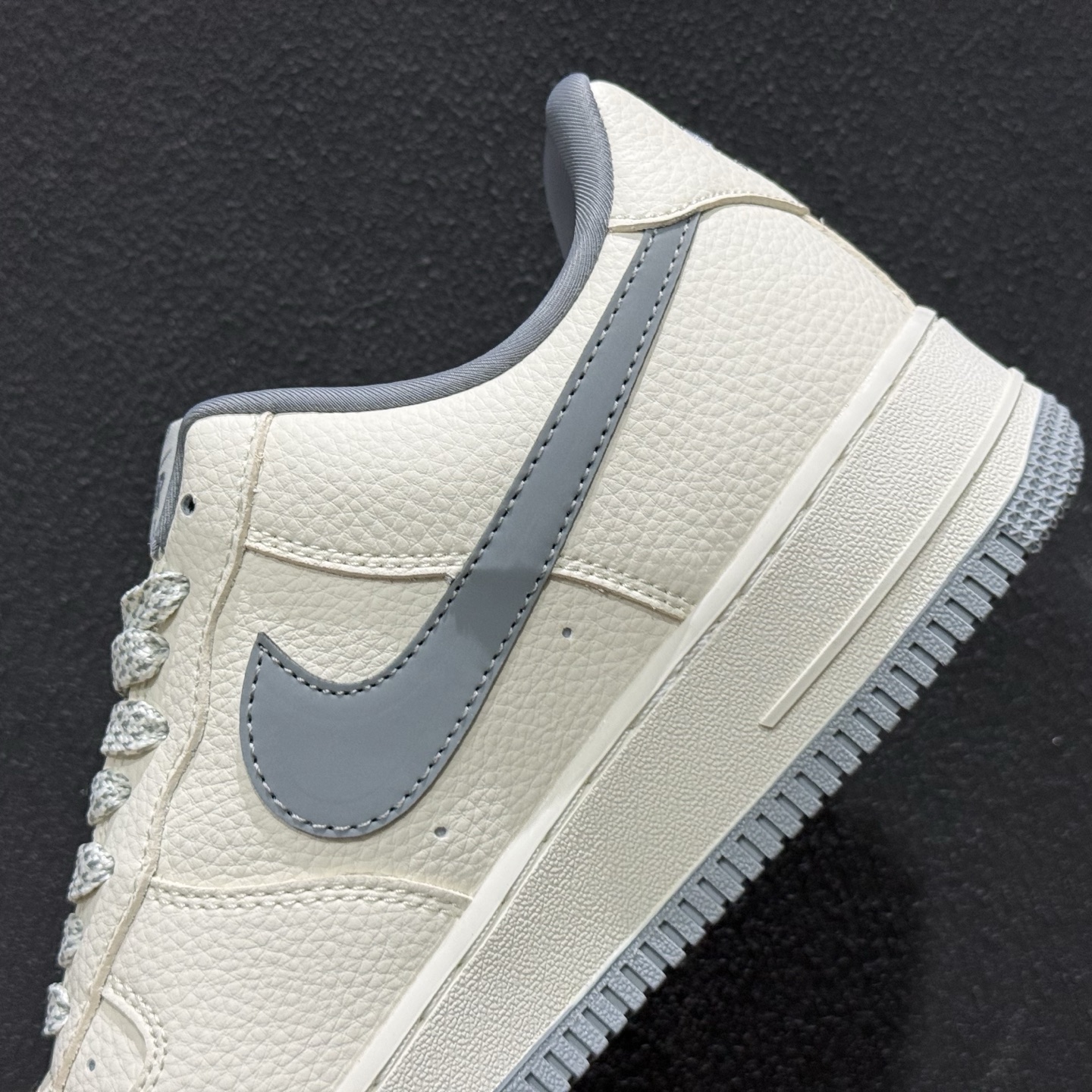 奶灰潮流 气场拉满!Nike Air Force 1 空军一号(Supreme联名)爆款高端定制 米白荔枝纹搭配浅灰色的细节点缀 LD1999-027-Top High Quatity Cheap Sneakers Fashion Clothing Clothes Bags handbags Shoes of all Brand wholesale With The best Quality And Beautiful Price from China Factory Chinese suppliers wholesaler seller 奶灰潮流 气场拉满!Nike Air Force 1 空军一号(Supreme联名)爆款高端定制 米白荔枝纹搭配浅灰色的细节点缀 LD1999-027