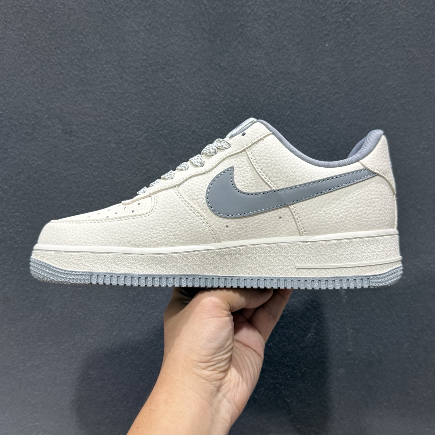 奶灰潮流 气场拉满!Nike Air Force 1 空军一号(Supreme联名)爆款高端定制 米白荔枝纹搭配浅灰色的细节点缀 LD1999-027-Top High Quatity Cheap Sneakers Fashion Clothing Clothes Bags handbags Shoes of all Brand wholesale With The best Quality And Beautiful Price from China Factory Chinese suppliers wholesaler seller 奶灰潮流 气场拉满!Nike Air Force 1 空军一号(Supreme联名)爆款高端定制 米白荔枝纹搭配浅灰色的细节点缀 LD1999-027
