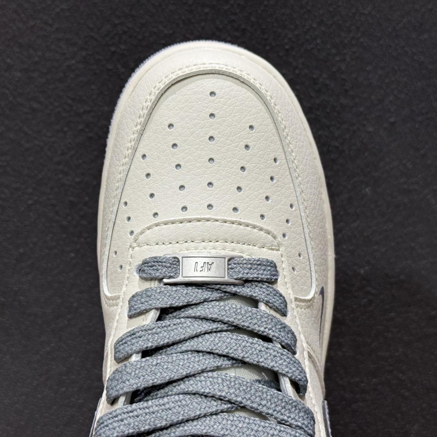 奶白灰勾 空军一号 AIR FORCE 1 这双Nike Air Force 1以奶白色为主调 搭配深灰色 JP8028-074-Top High Quatity Cheap Sneakers Fashion Clothing Clothes Bags handbags Shoes of all Brand wholesale With The best Quality And Beautiful Price from China Factory Chinese suppliers wholesaler seller 奶白灰勾 空军一号 AIR FORCE 1 这双Nike Air Force 1以奶白色为主调 搭配深灰色 JP8028-074