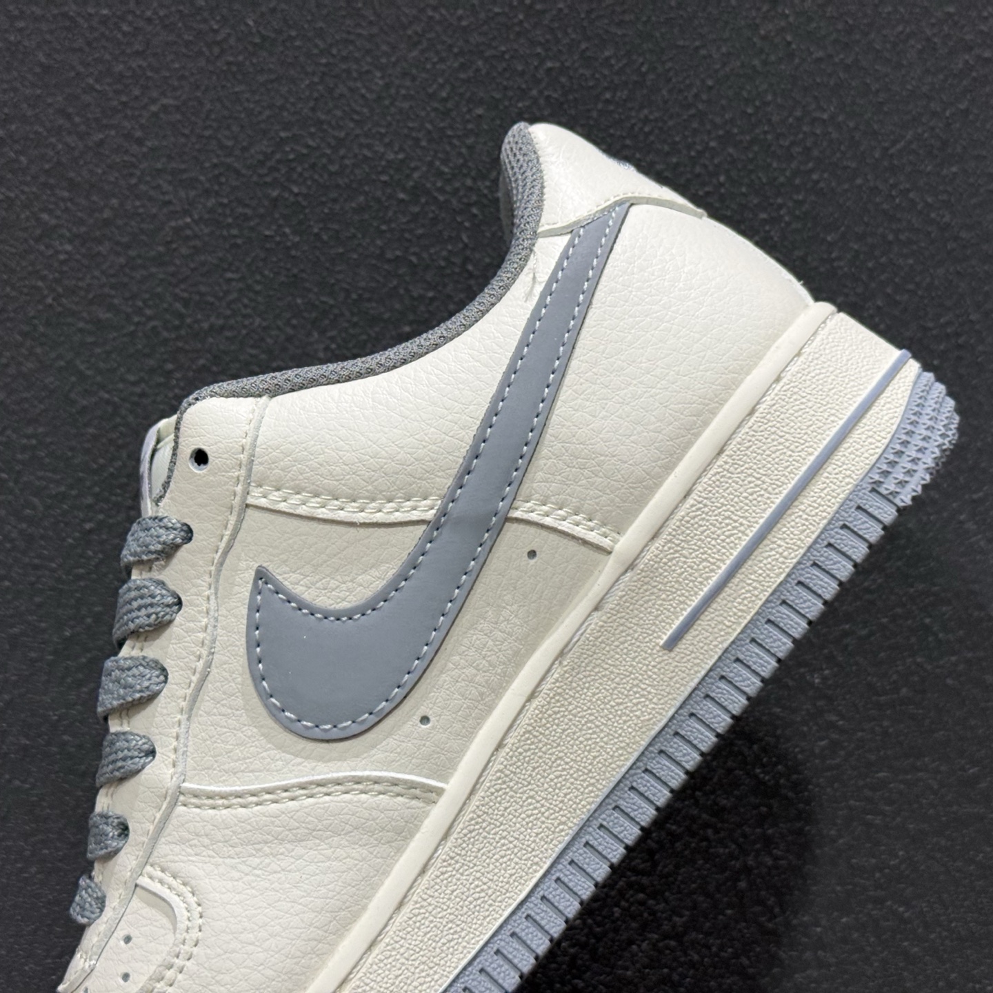 奶白灰勾 空军一号 AIR FORCE 1 这双Nike Air Force 1以奶白色为主调 搭配深灰色 JP8028-074-Top High Quatity Cheap Sneakers Fashion Clothing Clothes Bags handbags Shoes of all Brand wholesale With The best Quality And Beautiful Price from China Factory Chinese suppliers wholesaler seller 奶白灰勾 空军一号 AIR FORCE 1 这双Nike Air Force 1以奶白色为主调 搭配深灰色 JP8028-074