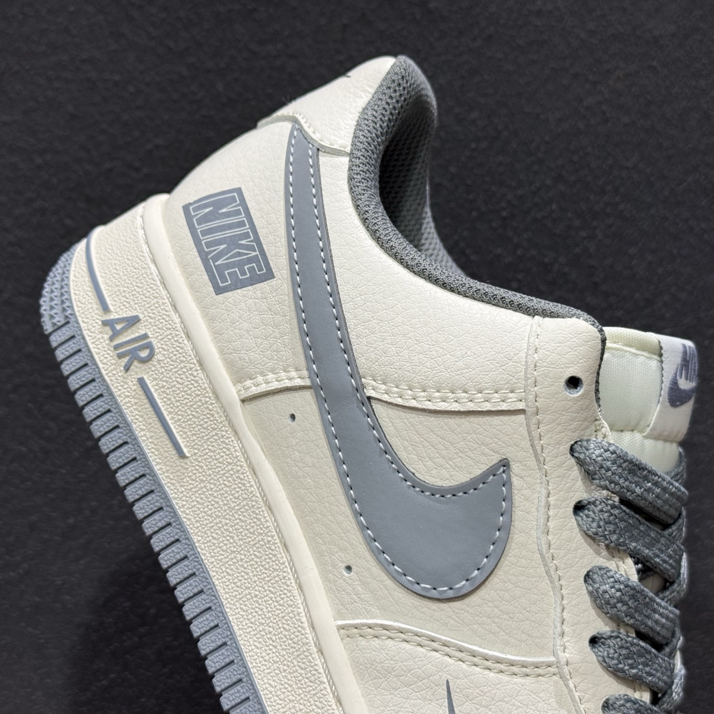 奶白灰勾 空军一号 AIR FORCE 1 这双Nike Air Force 1以奶白色为主调 搭配深灰色 JP8028-074-Top High Quatity Cheap Sneakers Fashion Clothing Clothes Bags handbags Shoes of all Brand wholesale With The best Quality And Beautiful Price from China Factory Chinese suppliers wholesaler seller 奶白灰勾 空军一号 AIR FORCE 1 这双Nike Air Force 1以奶白色为主调 搭配深灰色 JP8028-074