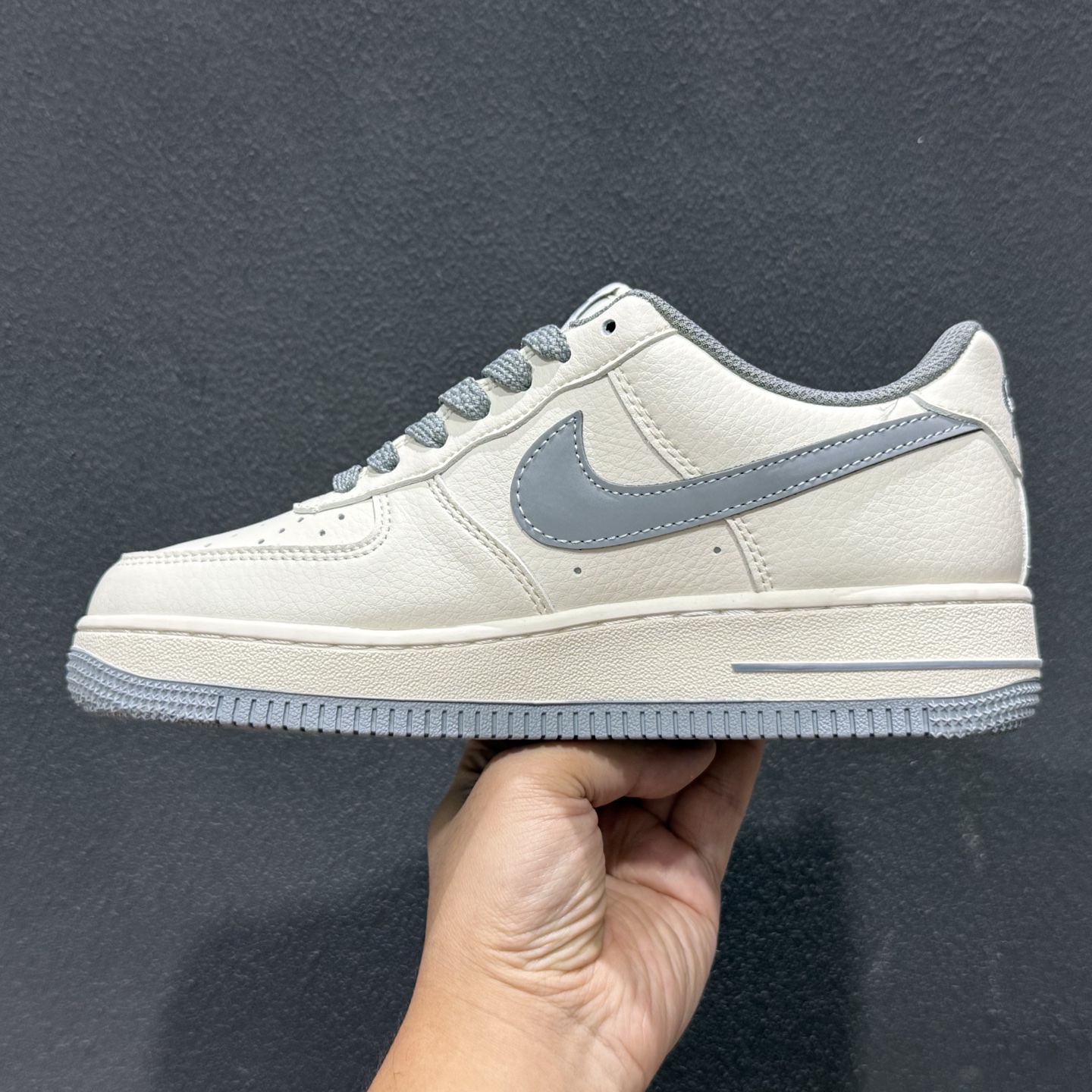 奶白灰勾 空军一号 AIR FORCE 1 这双Nike Air Force 1以奶白色为主调 搭配深灰色 JP8028-074-Top High Quatity Cheap Sneakers Fashion Clothing Clothes Bags handbags Shoes of all Brand wholesale With The best Quality And Beautiful Price from China Factory Chinese suppliers wholesaler seller 奶白灰勾 空军一号 AIR FORCE 1 这双Nike Air Force 1以奶白色为主调 搭配深灰色 JP8028-074