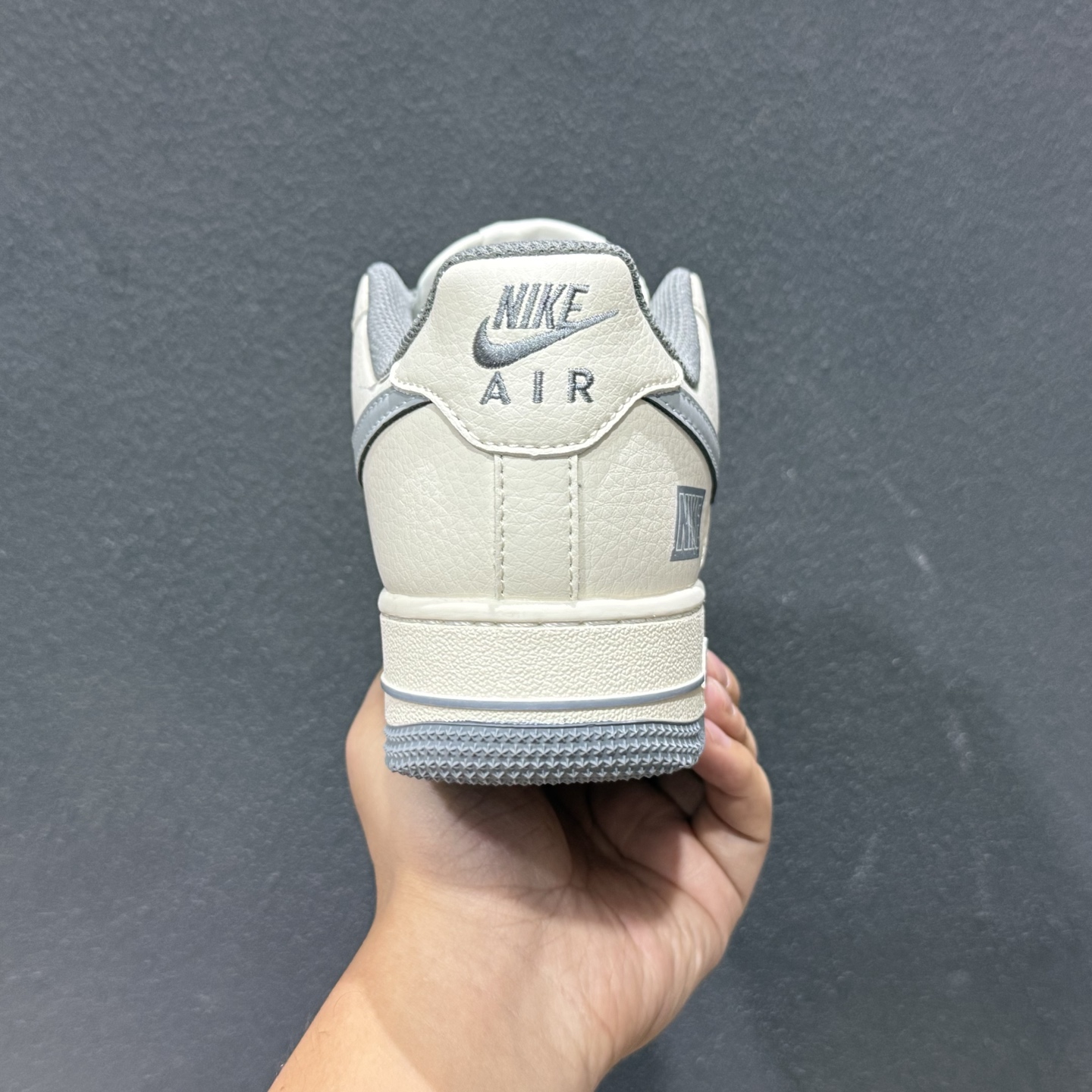 奶白灰勾 空军一号 AIR FORCE 1 这双Nike Air Force 1以奶白色为主调 搭配深灰色 JP8028-074-Top High Quatity Cheap Sneakers Fashion Clothing Clothes Bags handbags Shoes of all Brand wholesale With The best Quality And Beautiful Price from China Factory Chinese suppliers wholesaler seller 奶白灰勾 空军一号 AIR FORCE 1 这双Nike Air Force 1以奶白色为主调 搭配深灰色 JP8028-074