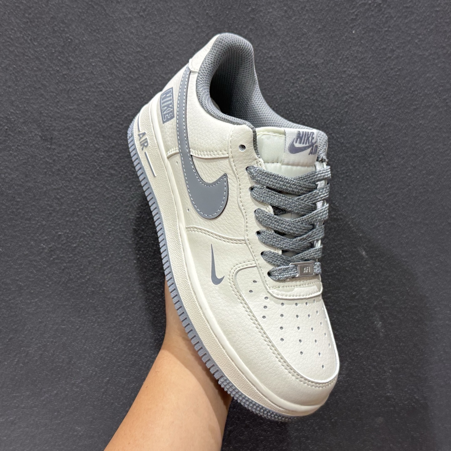 奶白灰勾 空军一号 AIR FORCE 1 这双Nike Air Force 1以奶白色为主调 搭配深灰色 JP8028-074-Top High Quatity Cheap Sneakers Fashion Clothing Clothes Bags handbags Shoes of all Brand wholesale With The best Quality And Beautiful Price from China Factory Chinese suppliers wholesaler seller 奶白灰勾 空军一号 AIR FORCE 1 这双Nike Air Force 1以奶白色为主调 搭配深灰色 JP8028-074