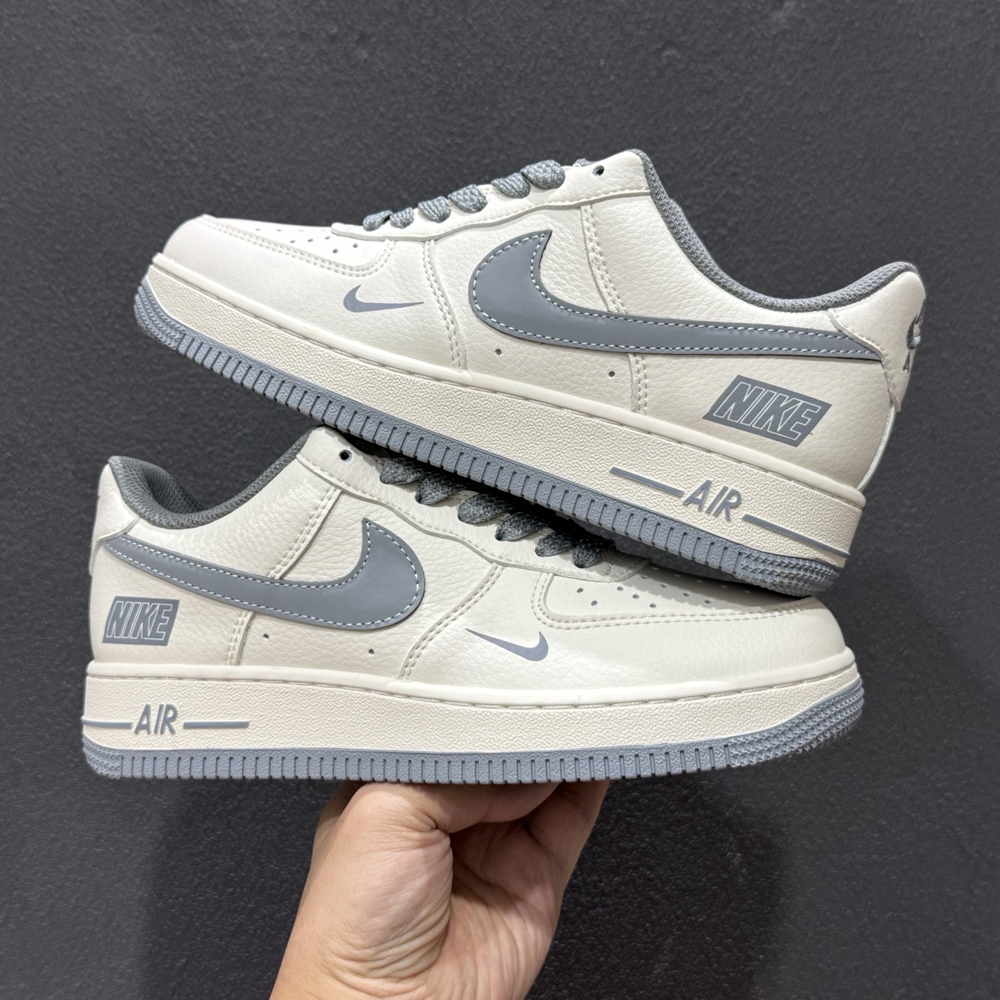 奶白灰勾 空军一号 AIR FORCE 1 这双Nike Air Force 1以奶白色为主调 搭配深灰色 JP8028-074-Top High Quatity Cheap Sneakers Fashion Clothing Clothes Bags handbags Shoes of all Brand wholesale With The best Quality And Beautiful Price from China Factory Chinese suppliers wholesaler seller 奶白灰勾 空军一号 AIR FORCE 1 这双Nike Air Force 1以奶白色为主调 搭配深灰色 JP8028-074