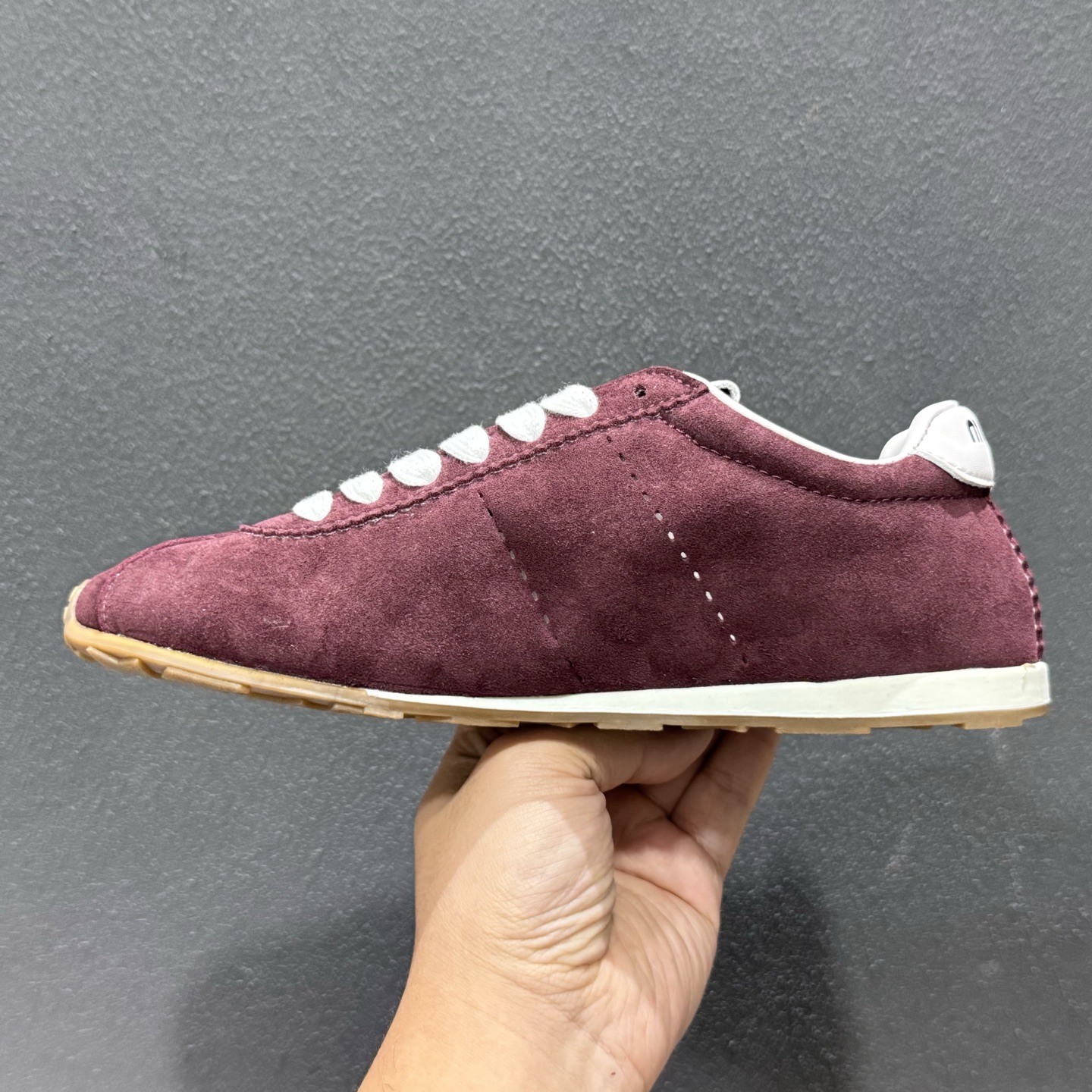MiuMiu Plume 缪缪平底系带薄底低帮生活休闲德训鞋 酒红-Top High Quatity Cheap Sneakers Fashion Clothing Clothes Bags handbags Shoes of all Brand wholesale With The best Quality And Beautiful Price from China Factory Chinese suppliers wholesaler seller MiuMiu Plume 缪缪平底系带薄底低帮生活休闲德训鞋 酒红