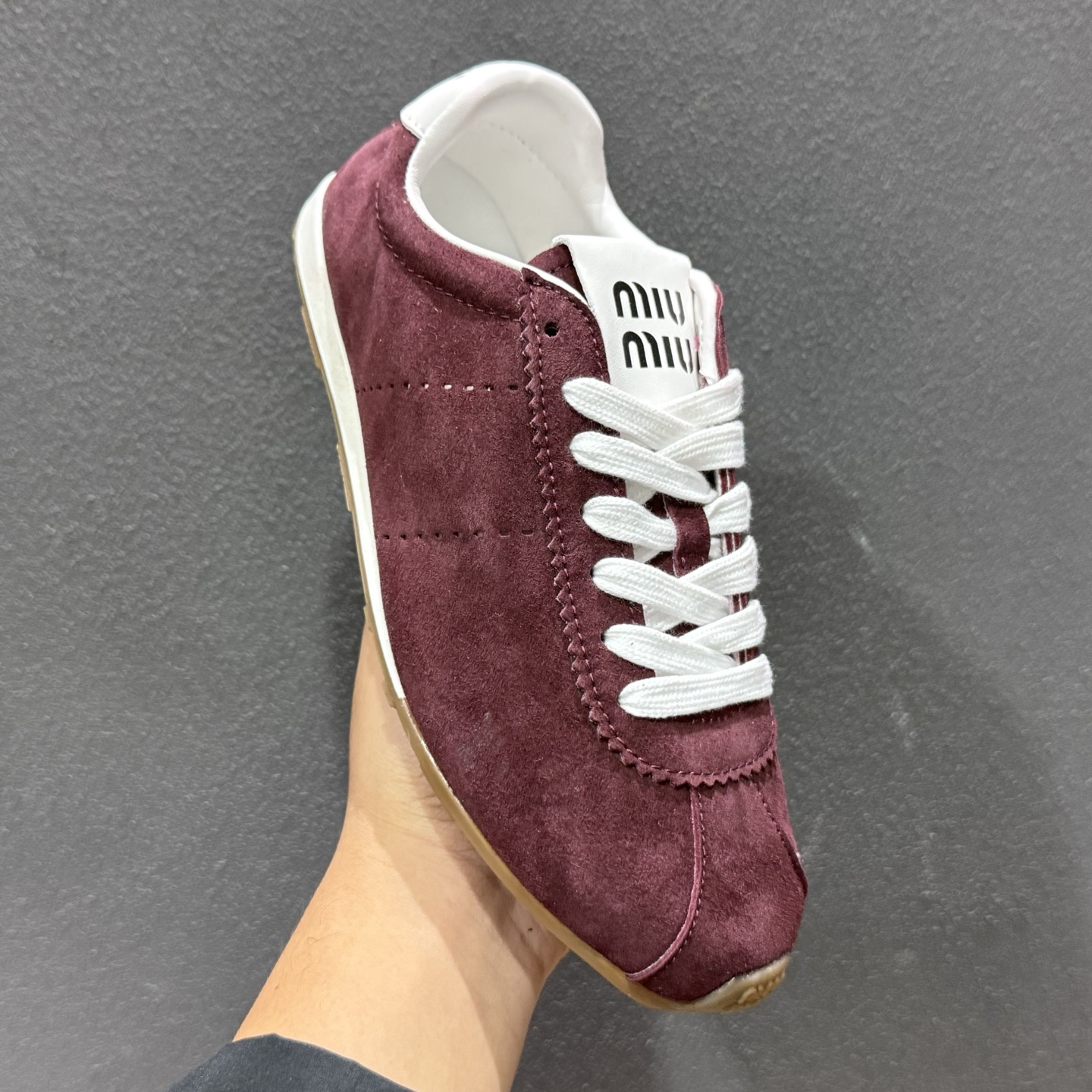MiuMiu Plume 缪缪平底系带薄底低帮生活休闲德训鞋 酒红-Top High Quatity Cheap Sneakers Fashion Clothing Clothes Bags handbags Shoes of all Brand wholesale With The best Quality And Beautiful Price from China Factory Chinese suppliers wholesaler seller MiuMiu Plume 缪缪平底系带薄底低帮生活休闲德训鞋 酒红