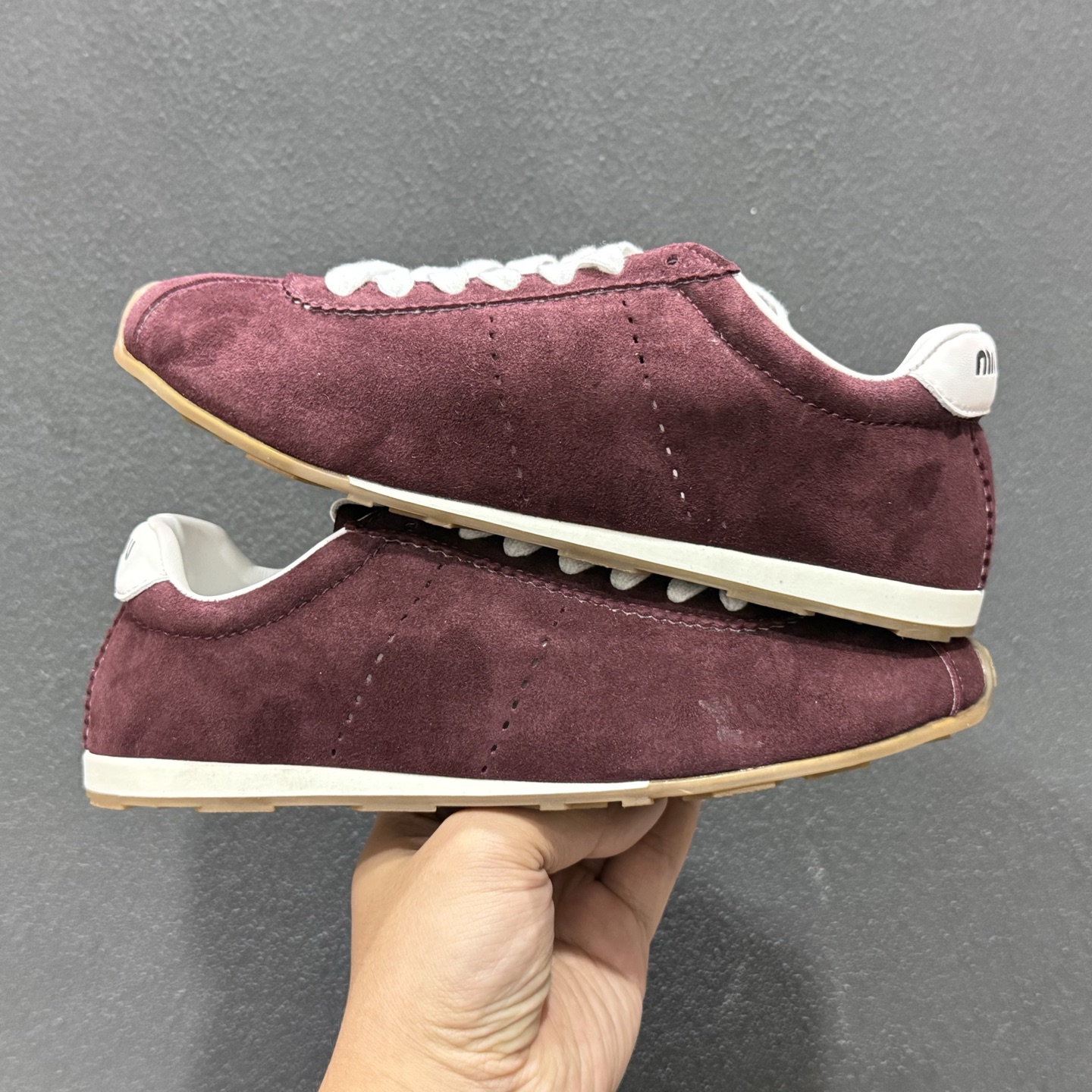 MiuMiu Plume 缪缪平底系带薄底低帮生活休闲德训鞋 酒红-Top High Quatity Cheap Sneakers Fashion Clothing Clothes Bags handbags Shoes of all Brand wholesale With The best Quality And Beautiful Price from China Factory Chinese suppliers wholesaler seller MiuMiu Plume 缪缪平底系带薄底低帮生活休闲德训鞋 酒红