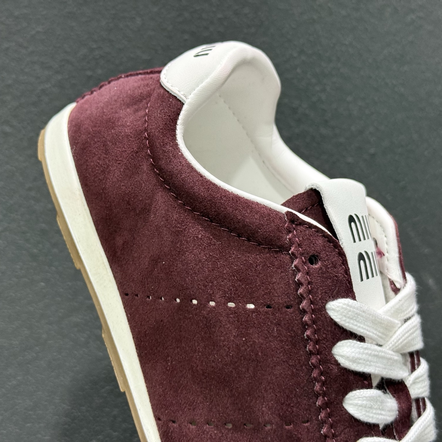 MiuMiu Plume 缪缪平底系带薄底低帮生活休闲德训鞋 酒红-Top High Quatity Cheap Sneakers Fashion Clothing Clothes Bags handbags Shoes of all Brand wholesale With The best Quality And Beautiful Price from China Factory Chinese suppliers wholesaler seller MiuMiu Plume 缪缪平底系带薄底低帮生活休闲德训鞋 酒红