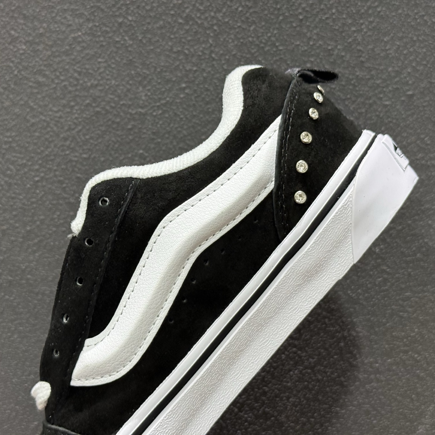 Vans Knu Skool 碎钻铆钉面包鞋 VN000D75Y28-Top High Quatity Cheap Sneakers Fashion Clothing Clothes Bags handbags Shoes of all Brand wholesale With The best Quality And Beautiful Price from China Factory Chinese suppliers wholesaler seller Vans Knu Skool 碎钻铆钉面包鞋 VN000D75Y28