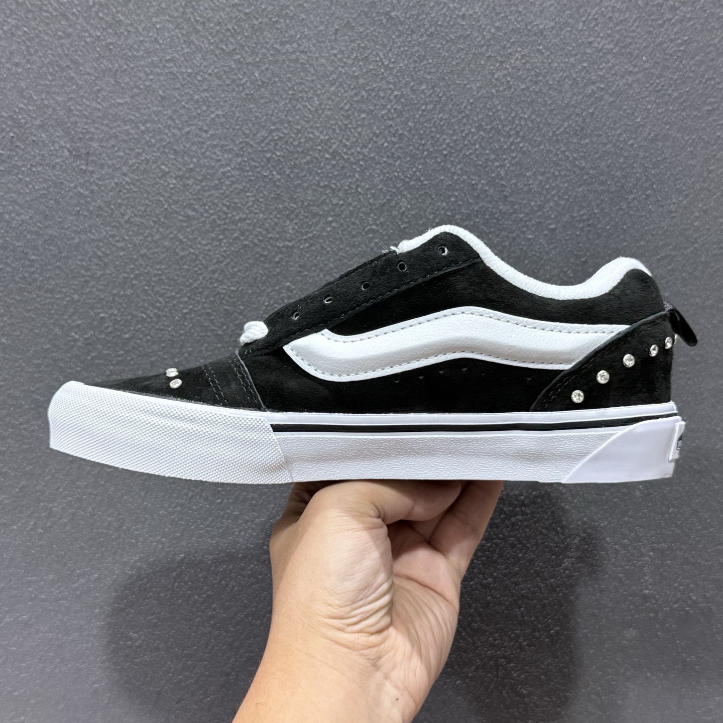 Vans Knu Skool 碎钻铆钉面包鞋 VN000D75Y28-Top High Quatity Cheap Sneakers Fashion Clothing Clothes Bags handbags Shoes of all Brand wholesale With The best Quality And Beautiful Price from China Factory Chinese suppliers wholesaler seller Vans Knu Skool 碎钻铆钉面包鞋 VN000D75Y28