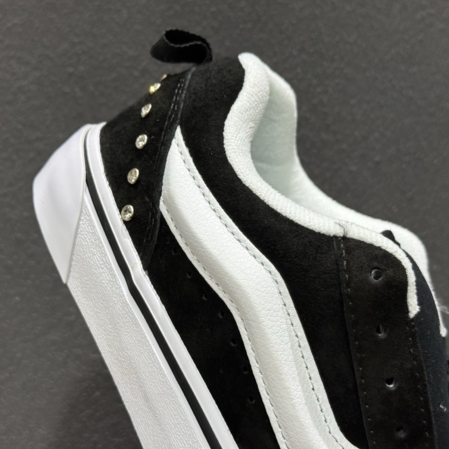 Vans Knu Skool 碎钻铆钉面包鞋 VN000D75Y28-Top High Quatity Cheap Sneakers Fashion Clothing Clothes Bags handbags Shoes of all Brand wholesale With The best Quality And Beautiful Price from China Factory Chinese suppliers wholesaler seller Vans Knu Skool 碎钻铆钉面包鞋 VN000D75Y28