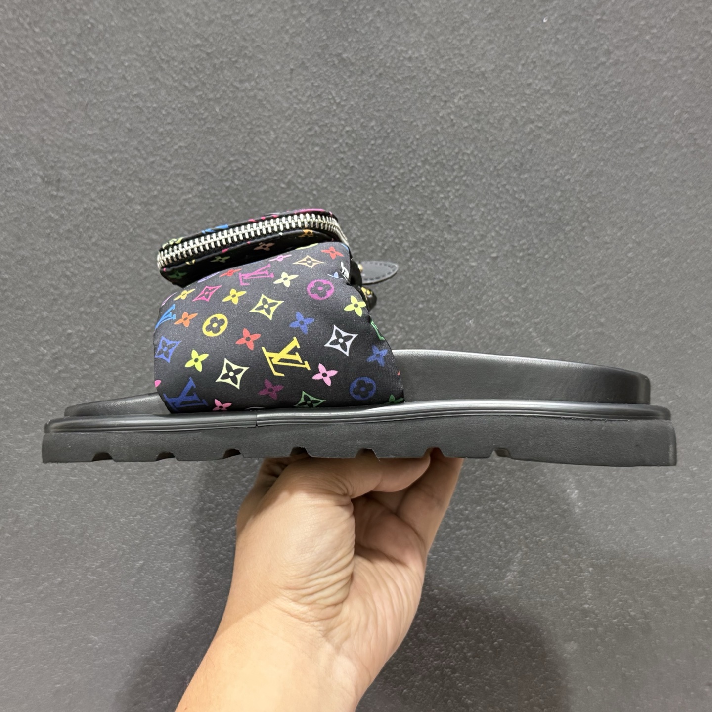 Louis Vuitton 2026 专柜 春夏新款 最高限定 专柜上新 LV情侣厚底魔术贴拖鞋-Top High Quatity Cheap Sneakers Fashion Clothing Clothes Bags handbags Shoes of all Brand wholesale With The best Quality And Beautiful Price from China Factory Chinese suppliers wholesaler seller Louis Vuitton 2026 专柜 春夏新款 最高限定 专柜上新 LV情侣厚底魔术贴拖鞋