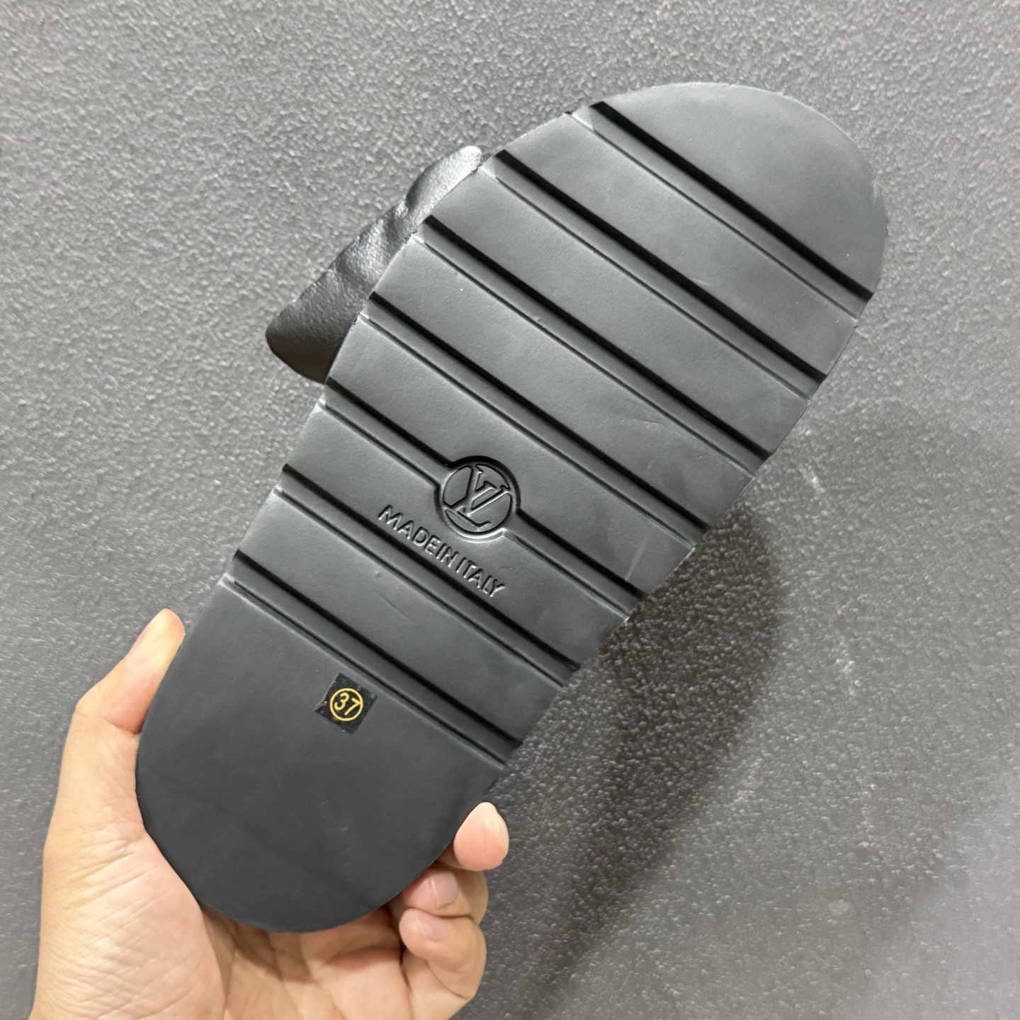 Louis Vuitton 2026 专柜 春夏新款 最高限定 专柜上新 LV情侣厚底魔术贴拖鞋-Top High Quatity Cheap Sneakers Fashion Clothing Clothes Bags handbags Shoes of all Brand wholesale With The best Quality And Beautiful Price from China Factory Chinese suppliers wholesaler seller Louis Vuitton 2026 专柜 春夏新款 最高限定 专柜上新 LV情侣厚底魔术贴拖鞋