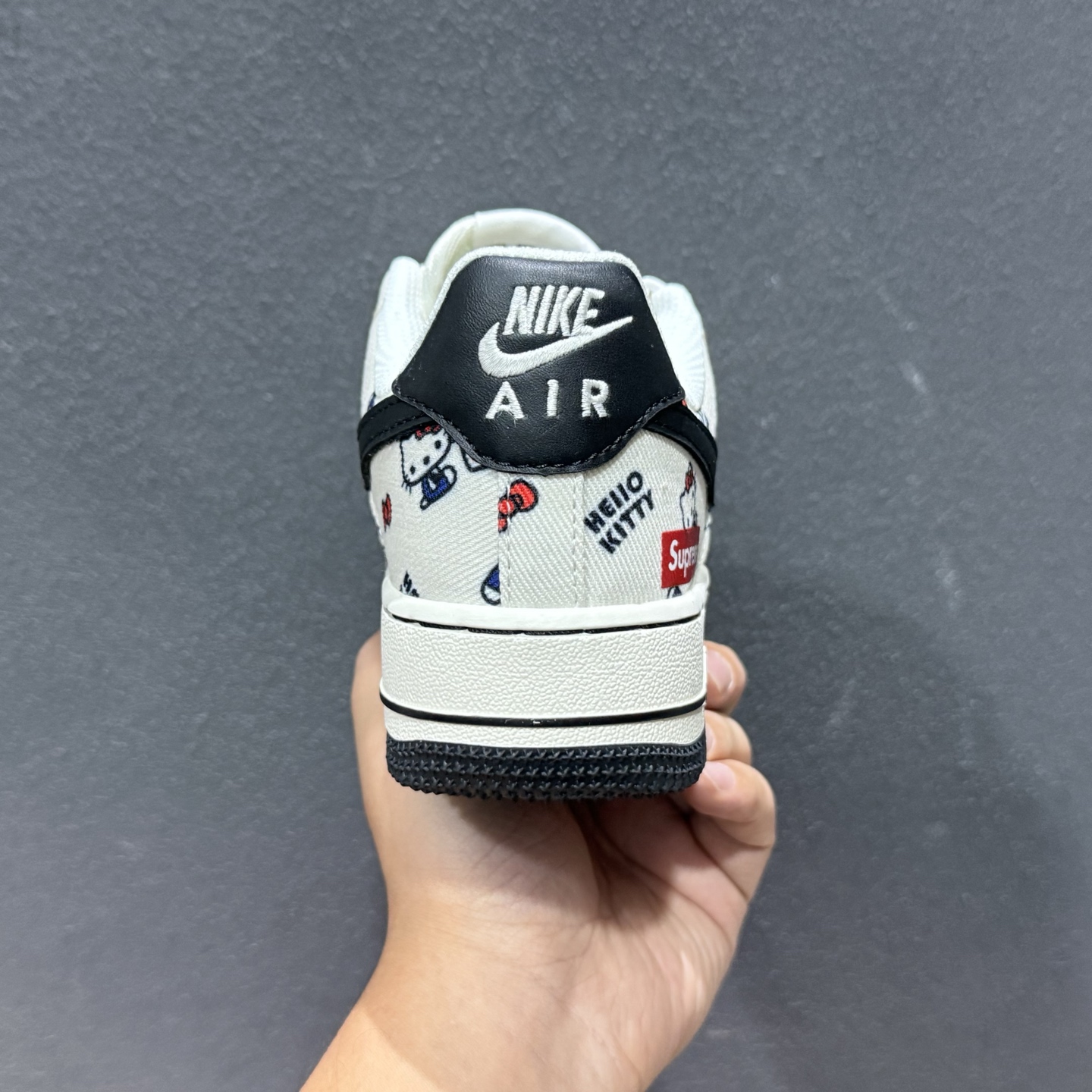 当经典不灭的Nike Air Force 1 遇上街头王者Supreme 再撞上全民治愈IP Hello Kitty 这双三方联名黑勾空军 NH0601-607-Top High Quatity Cheap Sneakers Fashion Clothing Clothes Bags handbags Shoes of all Brand wholesale With The best Quality And Beautiful Price from China Factory Chinese suppliers wholesaler seller 当经典不灭的Nike Air Force 1 遇上街头王者Supreme 再撞上全民治愈IP Hello Kitty 这双三方联名黑勾空军 NH0601-607