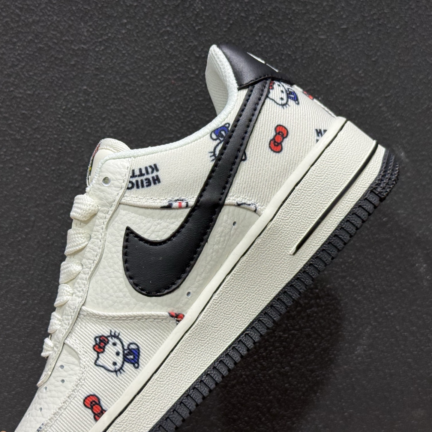 当经典不灭的Nike Air Force 1 遇上街头王者Supreme 再撞上全民治愈IP Hello Kitty 这双三方联名黑勾空军 NH0601-607-Top High Quatity Cheap Sneakers Fashion Clothing Clothes Bags handbags Shoes of all Brand wholesale With The best Quality And Beautiful Price from China Factory Chinese suppliers wholesaler seller 当经典不灭的Nike Air Force 1 遇上街头王者Supreme 再撞上全民治愈IP Hello Kitty 这双三方联名黑勾空军 NH0601-607