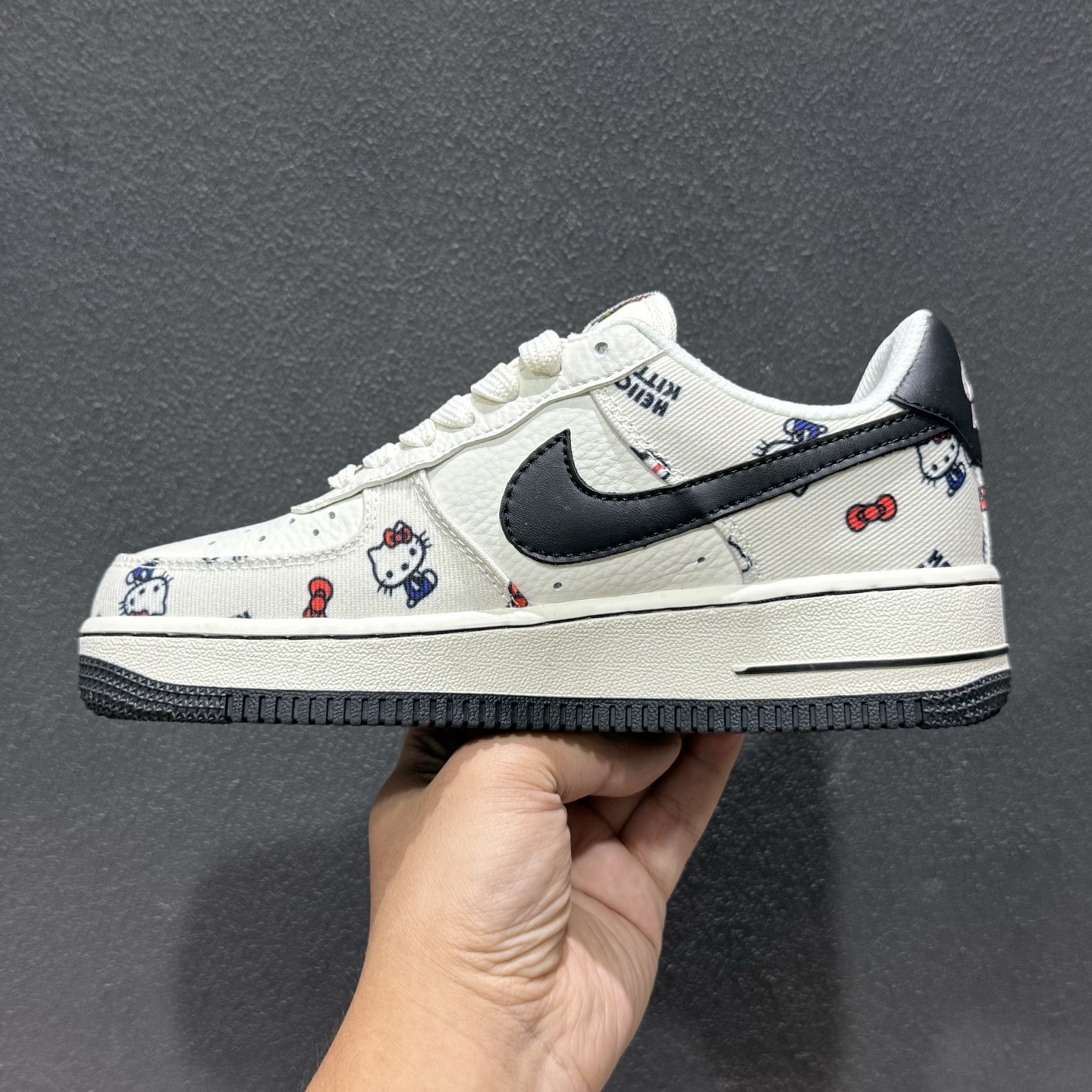 当经典不灭的Nike Air Force 1 遇上街头王者Supreme 再撞上全民治愈IP Hello Kitty 这双三方联名黑勾空军 NH0601-607-Top High Quatity Cheap Sneakers Fashion Clothing Clothes Bags handbags Shoes of all Brand wholesale With The best Quality And Beautiful Price from China Factory Chinese suppliers wholesaler seller 当经典不灭的Nike Air Force 1 遇上街头王者Supreme 再撞上全民治愈IP Hello Kitty 这双三方联名黑勾空军 NH0601-607