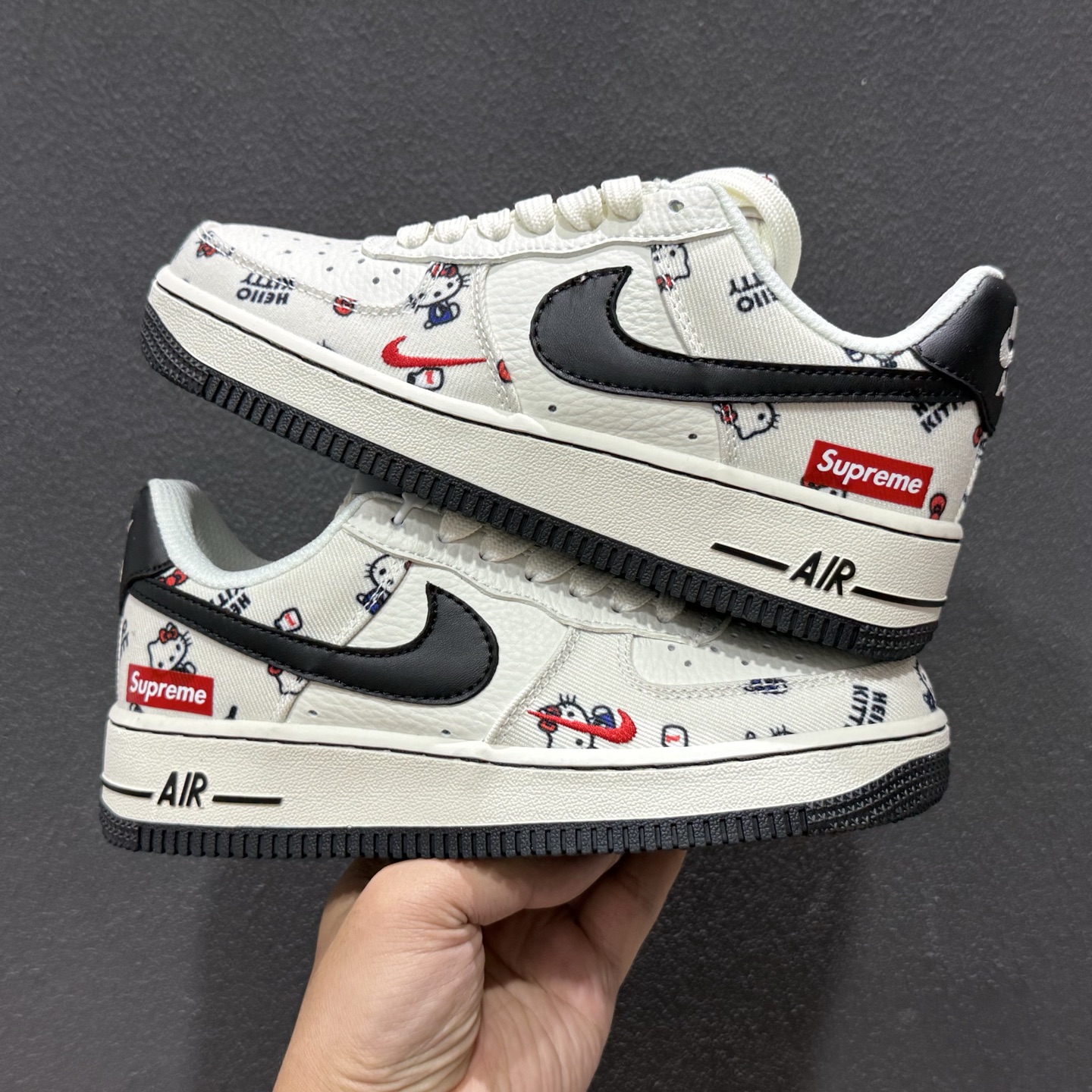 当经典不灭的Nike Air Force 1 遇上街头王者Supreme 再撞上全民治愈IP Hello Kitty 这双三方联名黑勾空军 NH0601-607-Top High Quatity Cheap Sneakers Fashion Clothing Clothes Bags handbags Shoes of all Brand wholesale With The best Quality And Beautiful Price from China Factory Chinese suppliers wholesaler seller 当经典不灭的Nike Air Force 1 遇上街头王者Supreme 再撞上全民治愈IP Hello Kitty 这双三方联名黑勾空军 NH0601-607