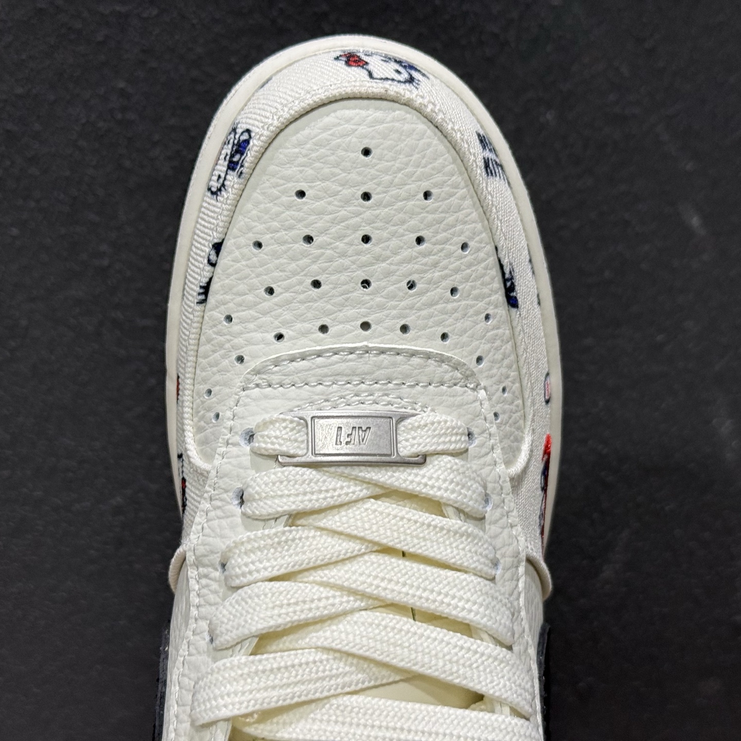 当经典不灭的Nike Air Force 1 遇上街头王者Supreme 再撞上全民治愈IP Hello Kitty 这双三方联名黑勾空军 NH0601-607-Top High Quatity Cheap Sneakers Fashion Clothing Clothes Bags handbags Shoes of all Brand wholesale With The best Quality And Beautiful Price from China Factory Chinese suppliers wholesaler seller 当经典不灭的Nike Air Force 1 遇上街头王者Supreme 再撞上全民治愈IP Hello Kitty 这双三方联名黑勾空军 NH0601-607