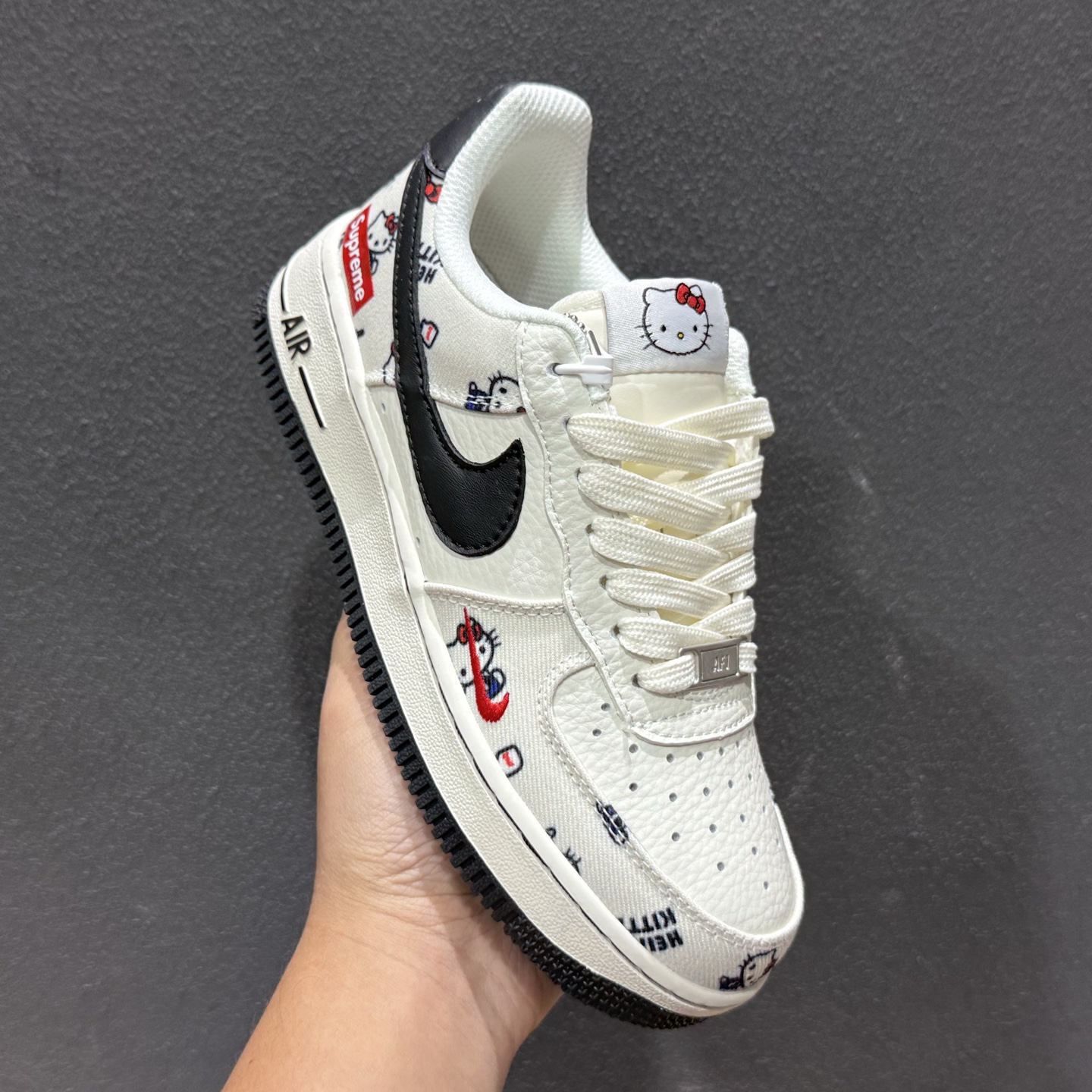 当经典不灭的Nike Air Force 1 遇上街头王者Supreme 再撞上全民治愈IP Hello Kitty 这双三方联名黑勾空军 NH0601-607-Top High Quatity Cheap Sneakers Fashion Clothing Clothes Bags handbags Shoes of all Brand wholesale With The best Quality And Beautiful Price from China Factory Chinese suppliers wholesaler seller 当经典不灭的Nike Air Force 1 遇上街头王者Supreme 再撞上全民治愈IP Hello Kitty 这双三方联名黑勾空军 NH0601-607