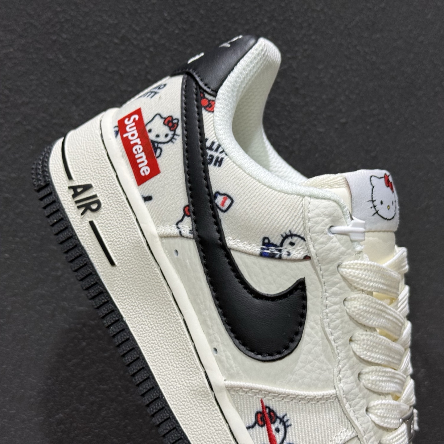 当经典不灭的Nike Air Force 1 遇上街头王者Supreme 再撞上全民治愈IP Hello Kitty 这双三方联名黑勾空军 NH0601-607-Top High Quatity Cheap Sneakers Fashion Clothing Clothes Bags handbags Shoes of all Brand wholesale With The best Quality And Beautiful Price from China Factory Chinese suppliers wholesaler seller 当经典不灭的Nike Air Force 1 遇上街头王者Supreme 再撞上全民治愈IP Hello Kitty 这双三方联名黑勾空军 NH0601-607