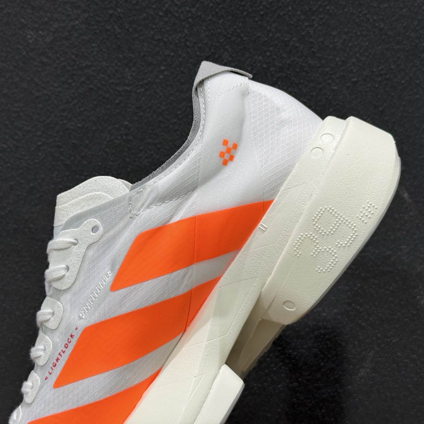 外贸版 Adidas Adizero Adios 4 M 阿迪透气轻盈低帮跑步鞋 JR7088-111 外贸版 Adidas Adizero Adios 4 M 阿迪透气轻盈低帮跑步鞋 JR7088-111