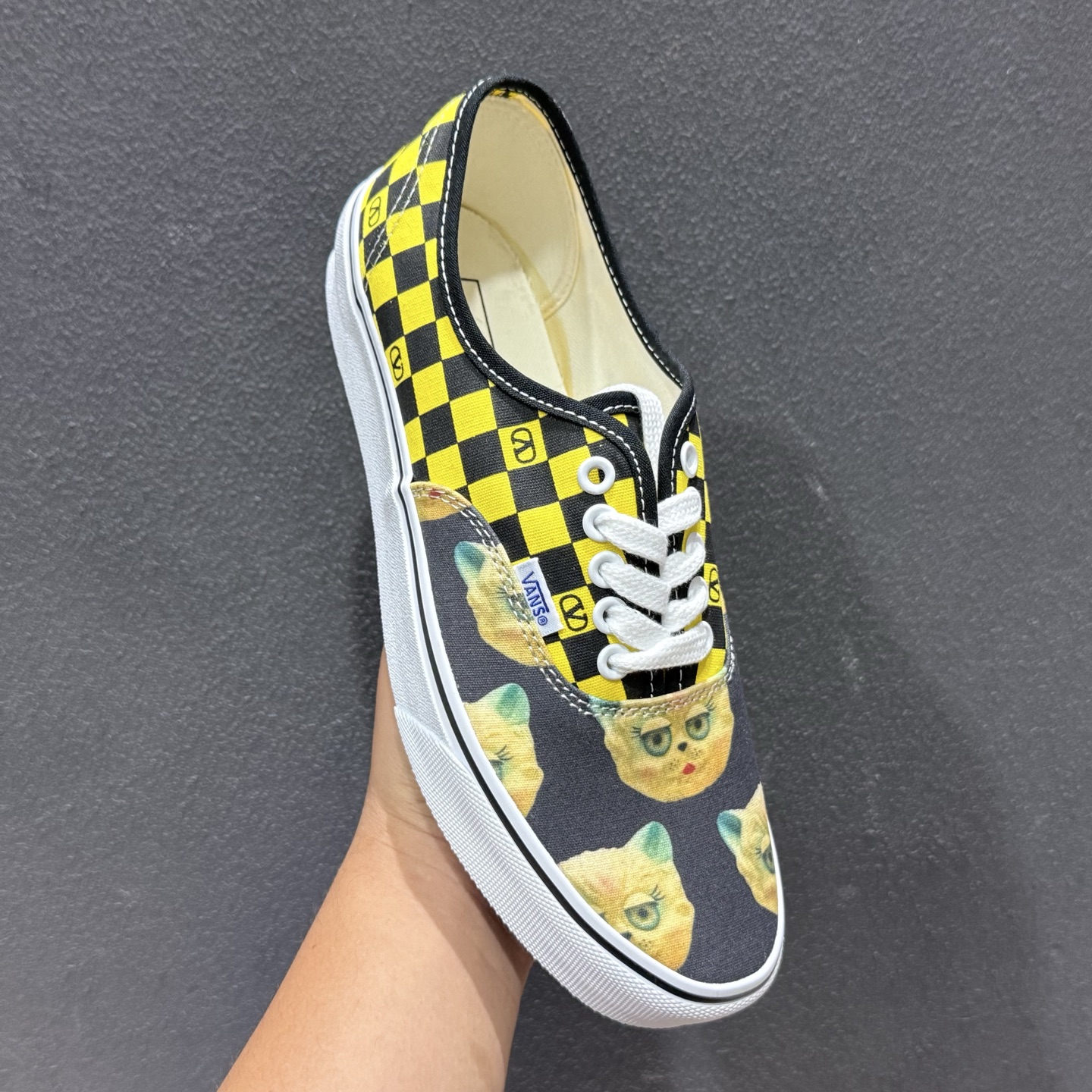 Valentino华伦天奴 x Vans 联名款 猫咪棋盘格 低帮休闲硫化帆布鞋 YS0M23HPJBAH 黄色-Top High Quatity Cheap Sneakers Fashion Clothing Clothes Bags handbags Shoes of all Brand wholesale With The best Quality And Beautiful Price from China Factory Chinese suppliers wholesaler seller Valentino华伦天奴 x Vans 联名款 猫咪棋盘格 低帮休闲硫化帆布鞋 YS0M23HPJBAH 黄色