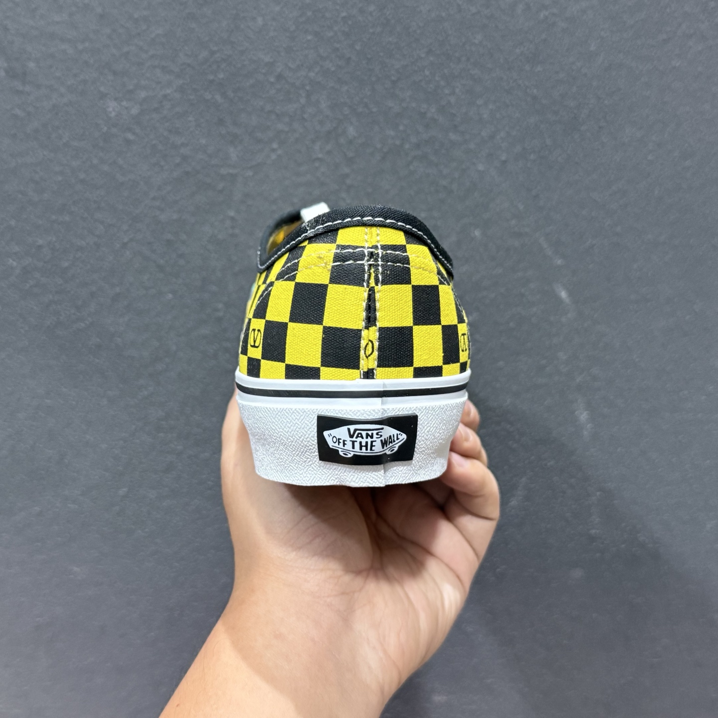 Valentino华伦天奴 x Vans 联名款 猫咪棋盘格 低帮休闲硫化帆布鞋 YS0M23HPJBAH 黄色-Top High Quatity Cheap Sneakers Fashion Clothing Clothes Bags handbags Shoes of all Brand wholesale With The best Quality And Beautiful Price from China Factory Chinese suppliers wholesaler seller Valentino华伦天奴 x Vans 联名款 猫咪棋盘格 低帮休闲硫化帆布鞋 YS0M23HPJBAH 黄色