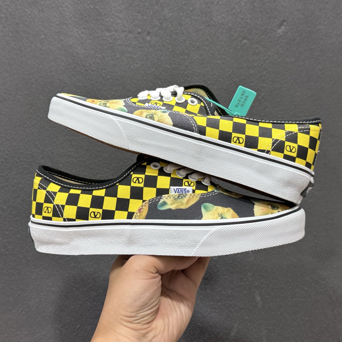 Valentino华伦天奴 x Vans 联名款 猫咪棋盘格 低帮休闲硫化帆布鞋 YS0M23HPJBAH 黄色-Top High Quatity Cheap Sneakers Fashion Clothing Clothes Bags handbags Shoes of all Brand wholesale With The best Quality And Beautiful Price from China Factory Chinese suppliers wholesaler seller Valentino华伦天奴 x Vans 联名款 猫咪棋盘格 低帮休闲硫化帆布鞋 YS0M23HPJBAH 黄色