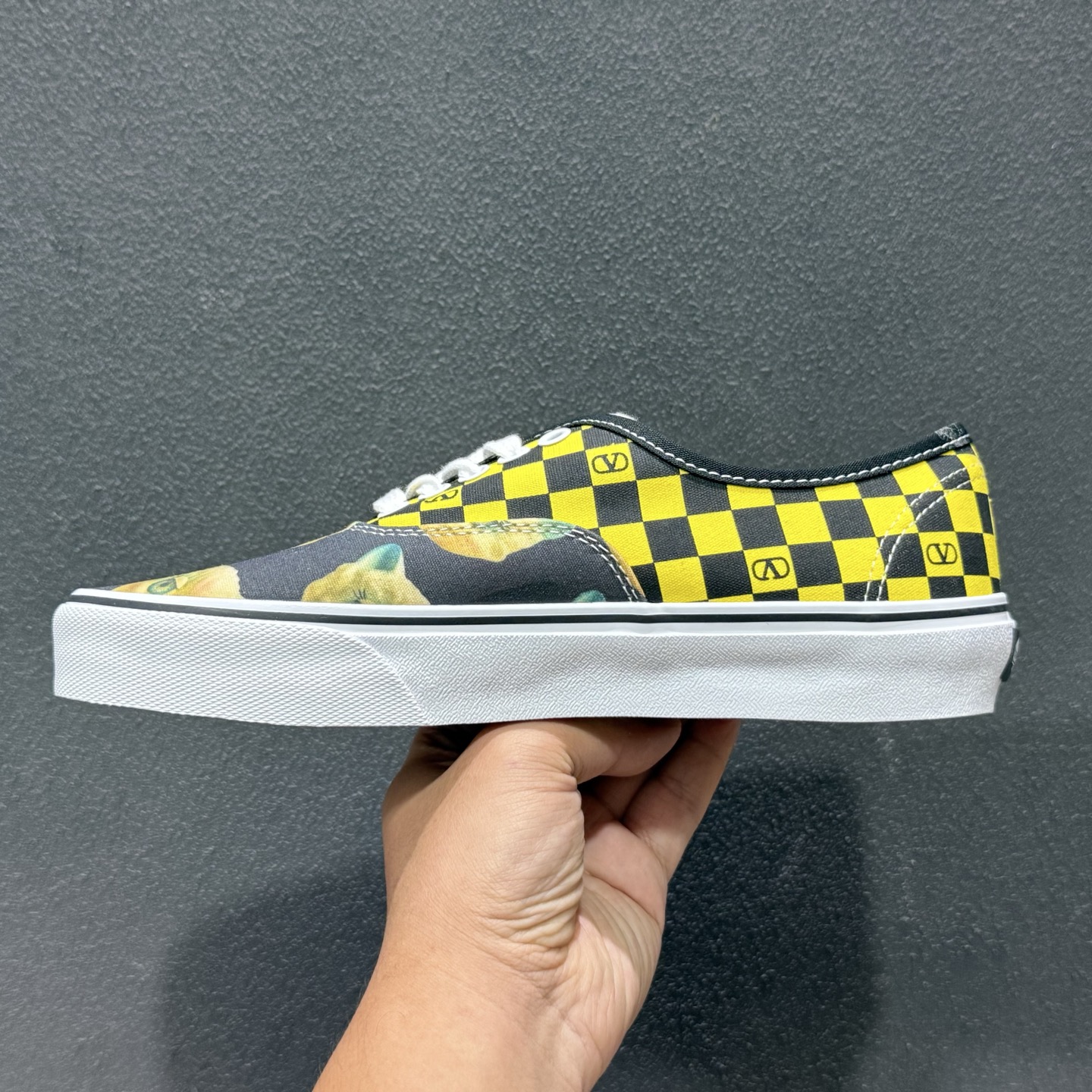 Valentino华伦天奴 x Vans 联名款 猫咪棋盘格 低帮休闲硫化帆布鞋 YS0M23HPJBAH 黄色-Top High Quatity Cheap Sneakers Fashion Clothing Clothes Bags handbags Shoes of all Brand wholesale With The best Quality And Beautiful Price from China Factory Chinese suppliers wholesaler seller Valentino华伦天奴 x Vans 联名款 猫咪棋盘格 低帮休闲硫化帆布鞋 YS0M23HPJBAH 黄色