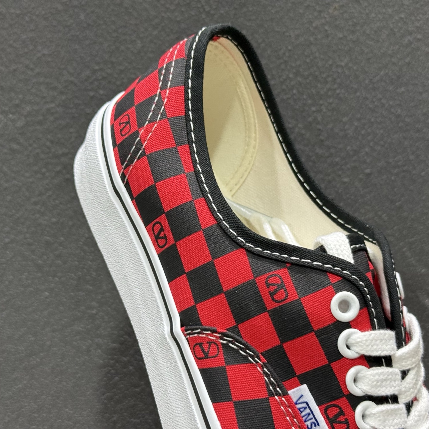 Valentino华伦天奴 x Vans 联名款 红黑棋盘格 低帮休闲硫化帆布鞋 WS0ND8HPKJV7 黑红