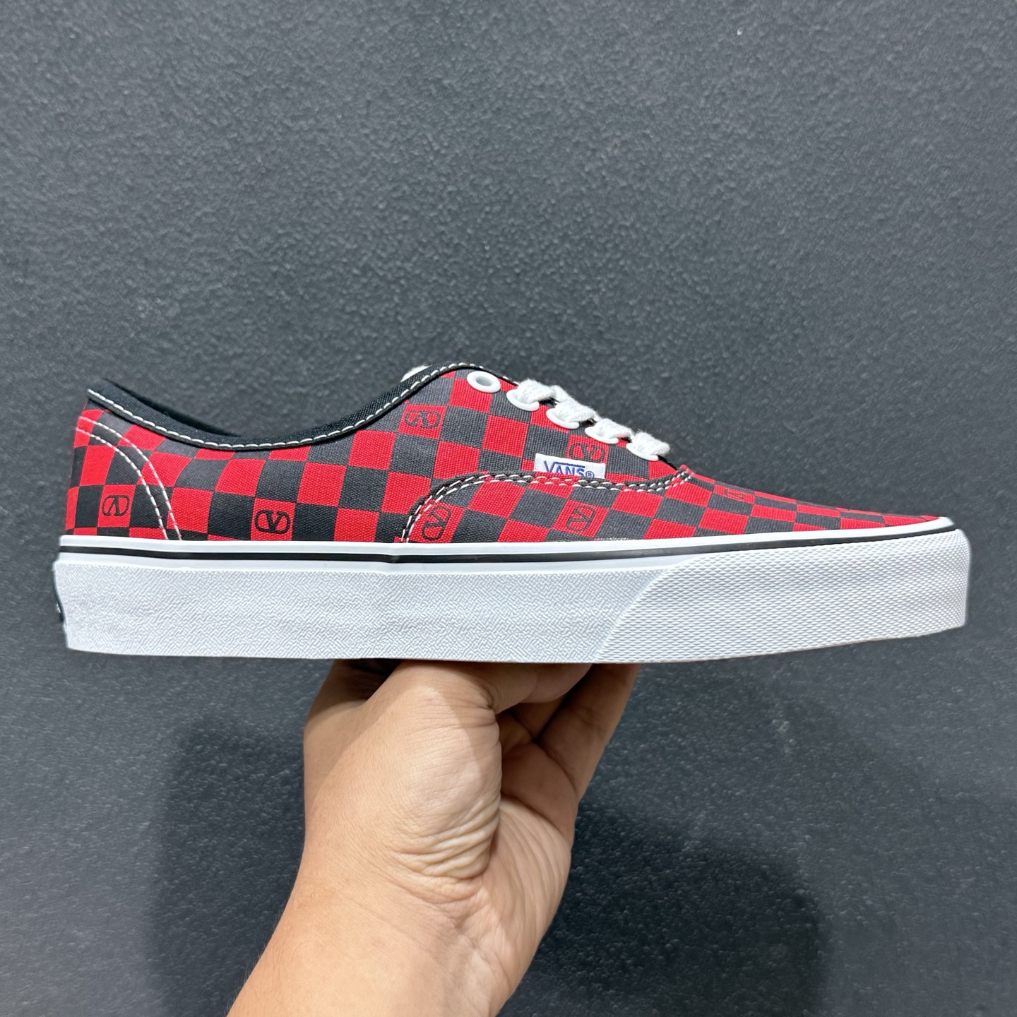 Valentino华伦天奴 x Vans 联名款 红黑棋盘格 低帮休闲硫化帆布鞋 WS0ND8HPKJV7 黑红