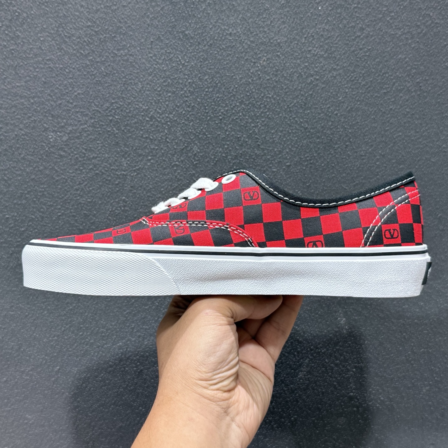 Valentino华伦天奴 x Vans 联名款 红黑棋盘格 低帮休闲硫化帆布鞋 WS0ND8HPKJV7 黑红