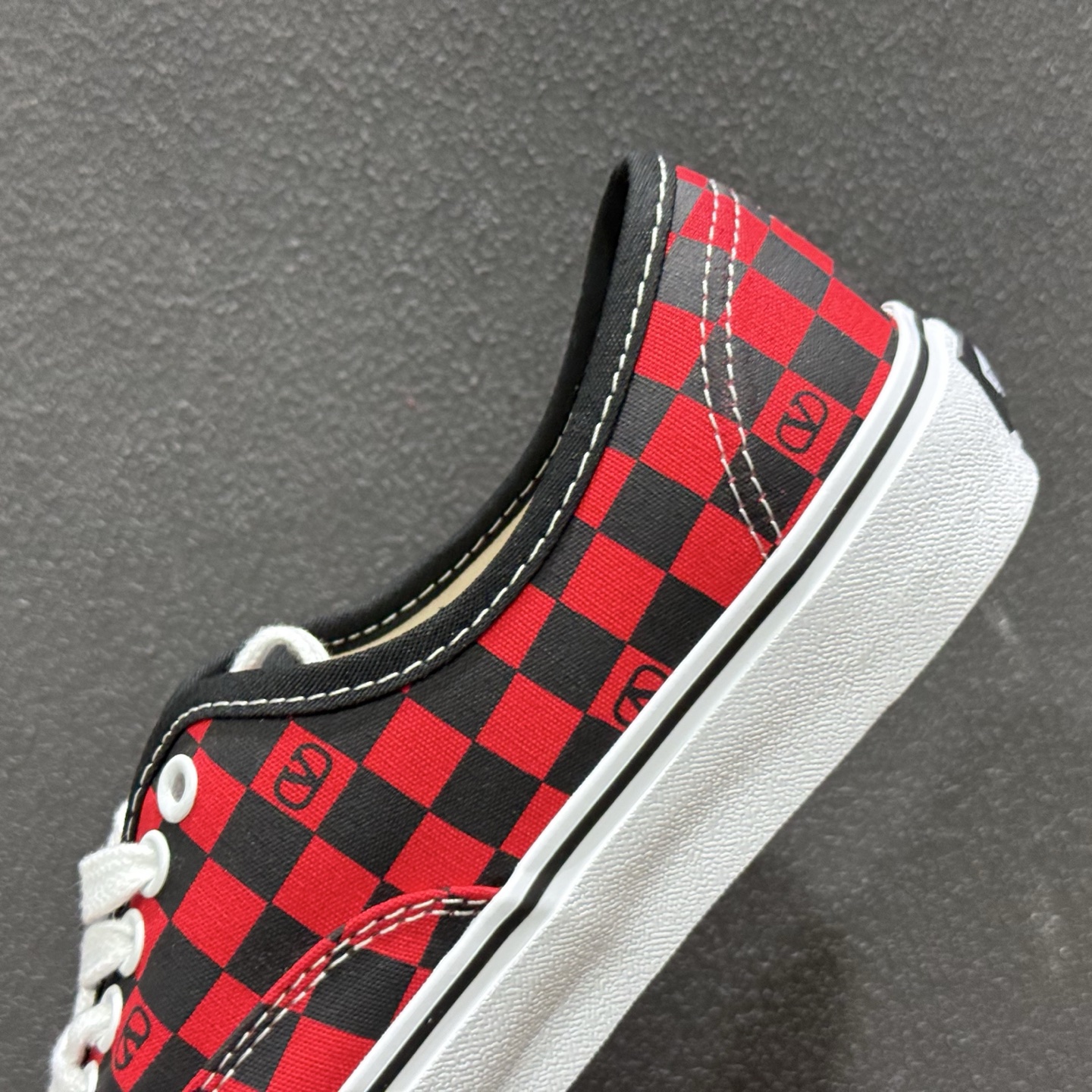 Valentino华伦天奴 x Vans 联名款 红黑棋盘格 低帮休闲硫化帆布鞋 WS0ND8HPKJV7 黑红