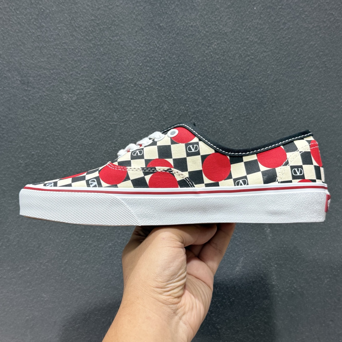 Valentino华伦天奴 x Vans 联名款 棋盘格波点印花 低帮休闲硫化帆布鞋 YSOM23WHXBAG 红白 Valentino华伦天奴 x Vans 联名款 棋盘格波点印花 低帮休闲硫化帆布鞋 YSOM23WHXBAG 红白